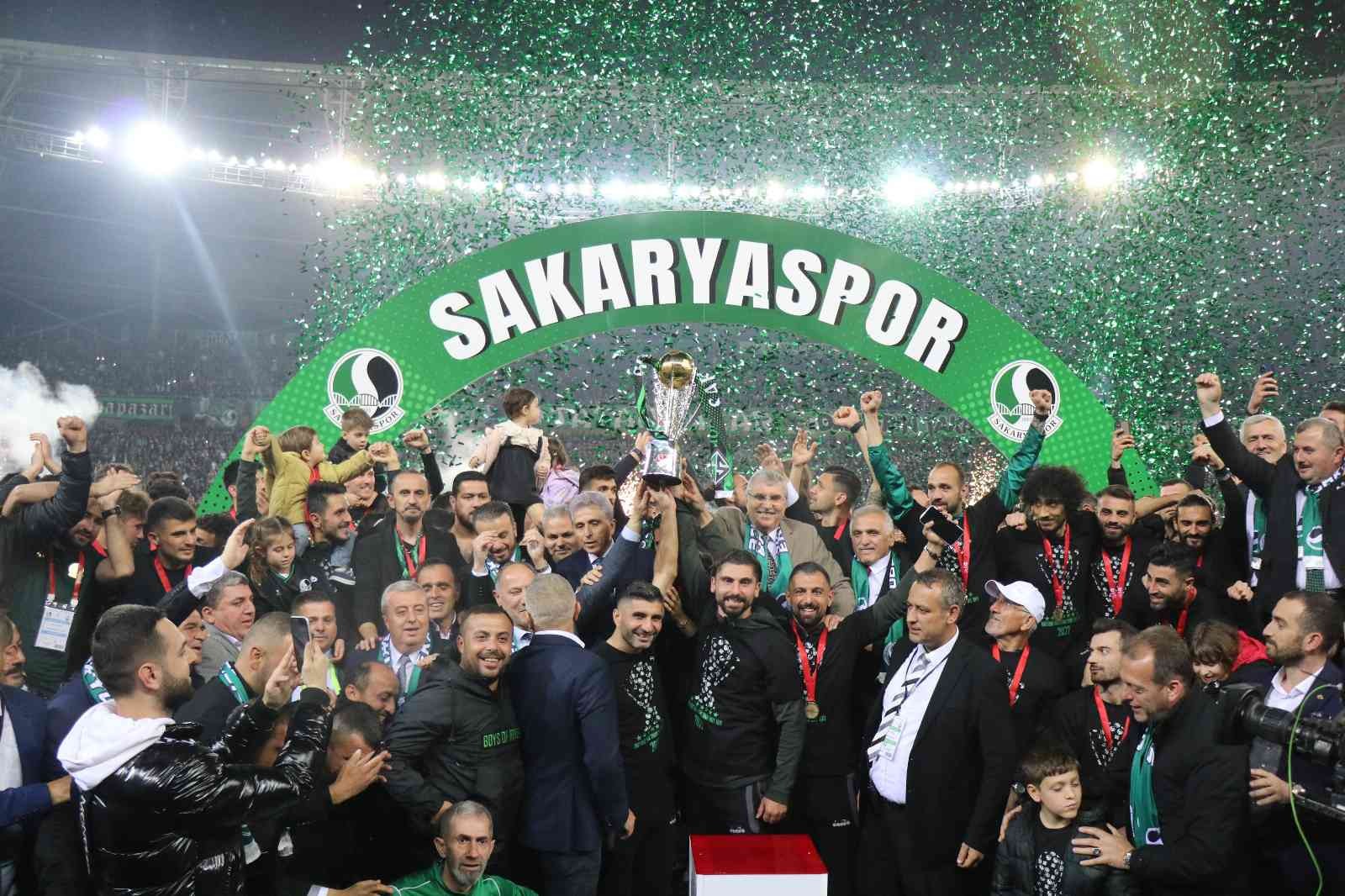 Spor Toto 1. Lig’e yükselmeyi garantileyen Sakaryaspor, evinde oynadığı Kahramanmaraşspor maçının ardından şampiyonluk kupasını aldı. Heyecana ...