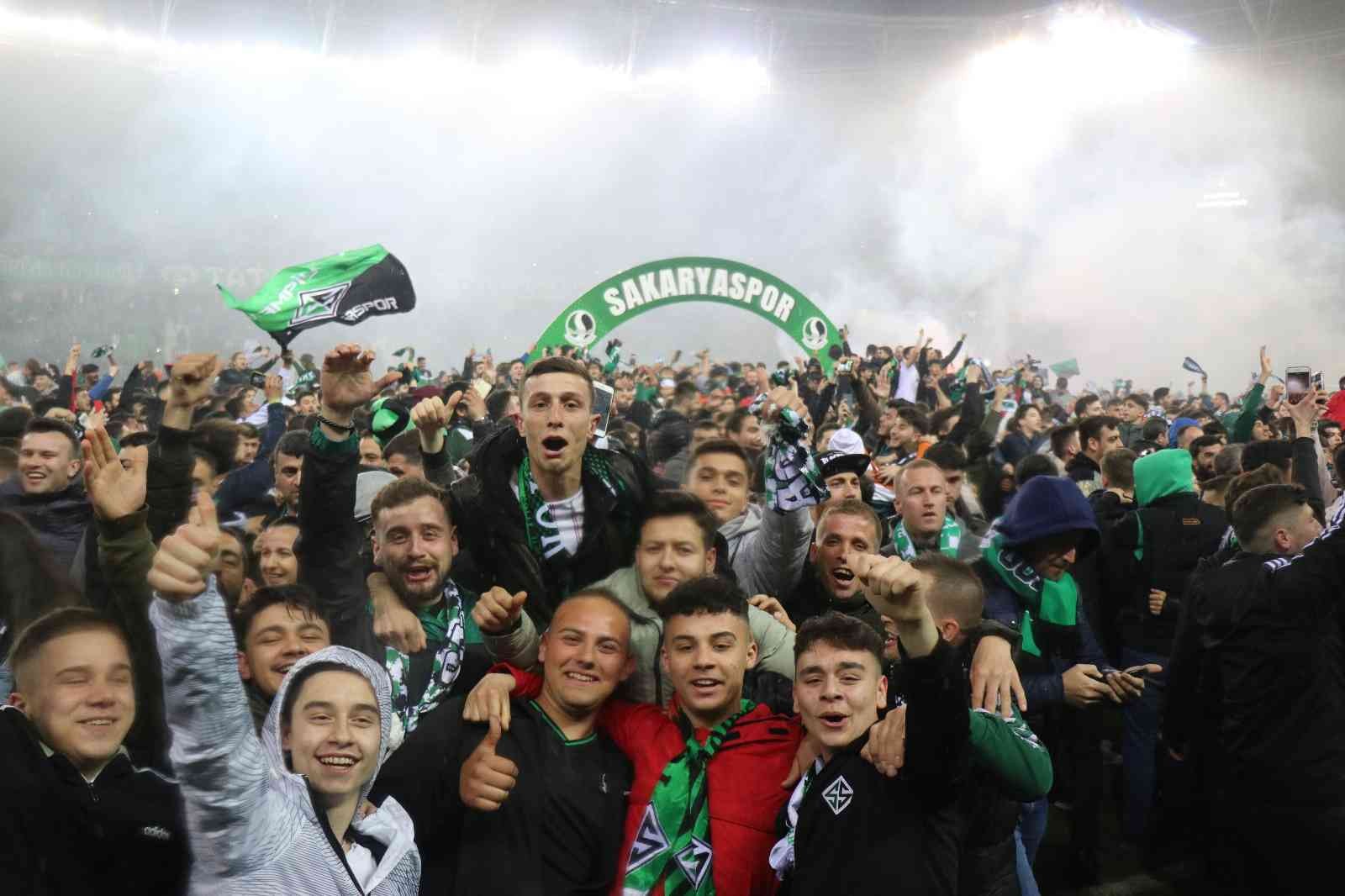 Sakaryaspor’da çifte bayram; şampiyonluk kupası kalktı 10 binler sahaya indi Spor Toto 1. Lig’e yükselmeyi garantileyen Sakaryaspor, evinde oynadığı Kahramanmaraşspor maçının ardından şampiyonluk kupasını aldı. Heyecana ...