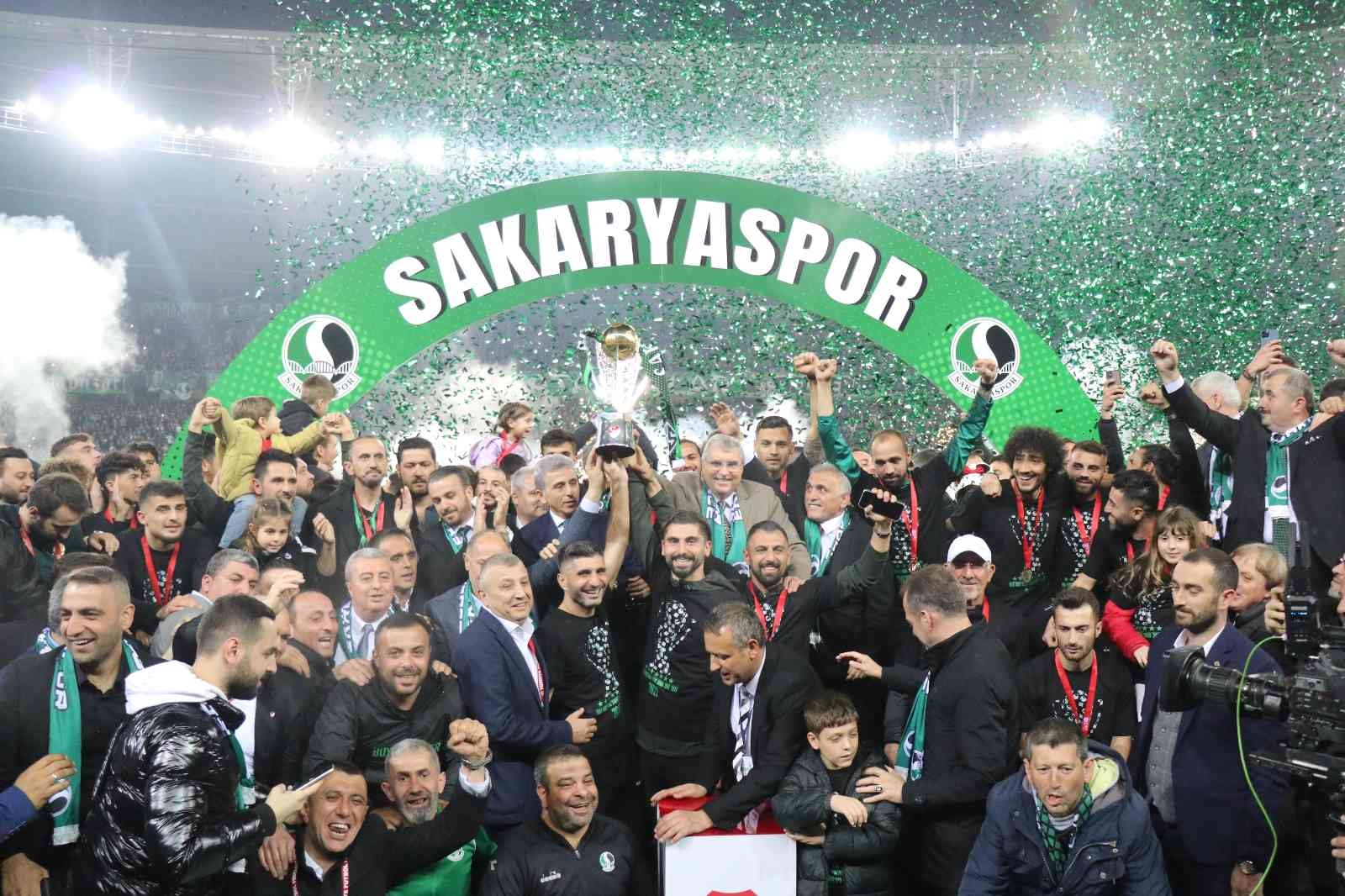 Spor Toto 1. Lig’e yükselmeyi garantileyen Sakaryaspor, evinde oynadığı Kahramanmaraşspor maçının ardından şampiyonluk kupasını aldı. Heyecana ...