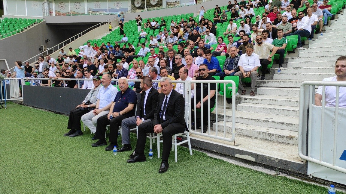 Spor Toto 1. Lig’e yükselen Sakaryaspor’da, 44. Olağan Genel Kurul’da tek aday olan Cumhur Genç, yeniden başkanlığa seçildi. Takım için ...