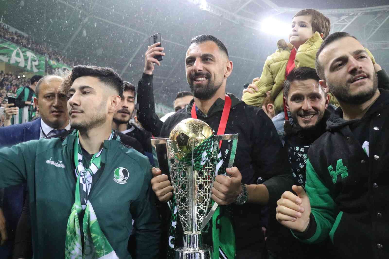 Sakaryaspor’un Spor Toto 1. Lig serüveni 2011 yılında Play-Off finalini kazanarak 1. Lig’e yükselen Sakaryaspor, daha sonra yeniden alt liglere düştü ve 10 yıl verdiği mücadele sonrası ...