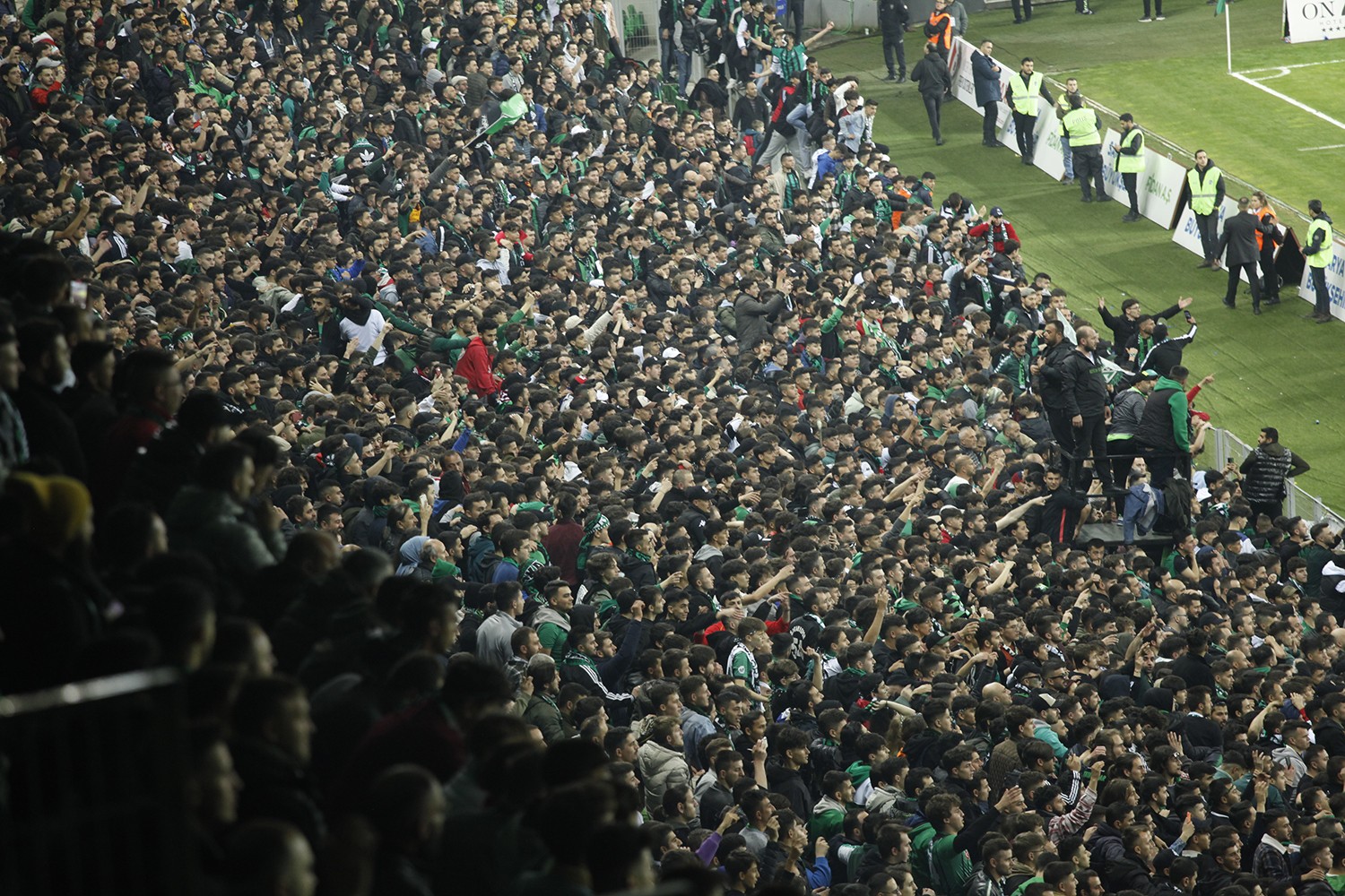 Sakaryaspor’un Spor Toto 1. Lig serüveni 2011 yılında Play-Off finalini kazanarak 1. Lig’e yükselen Sakaryaspor, daha sonra yeniden alt liglere düştü ve 10 yıl verdiği mücadele sonrası ...