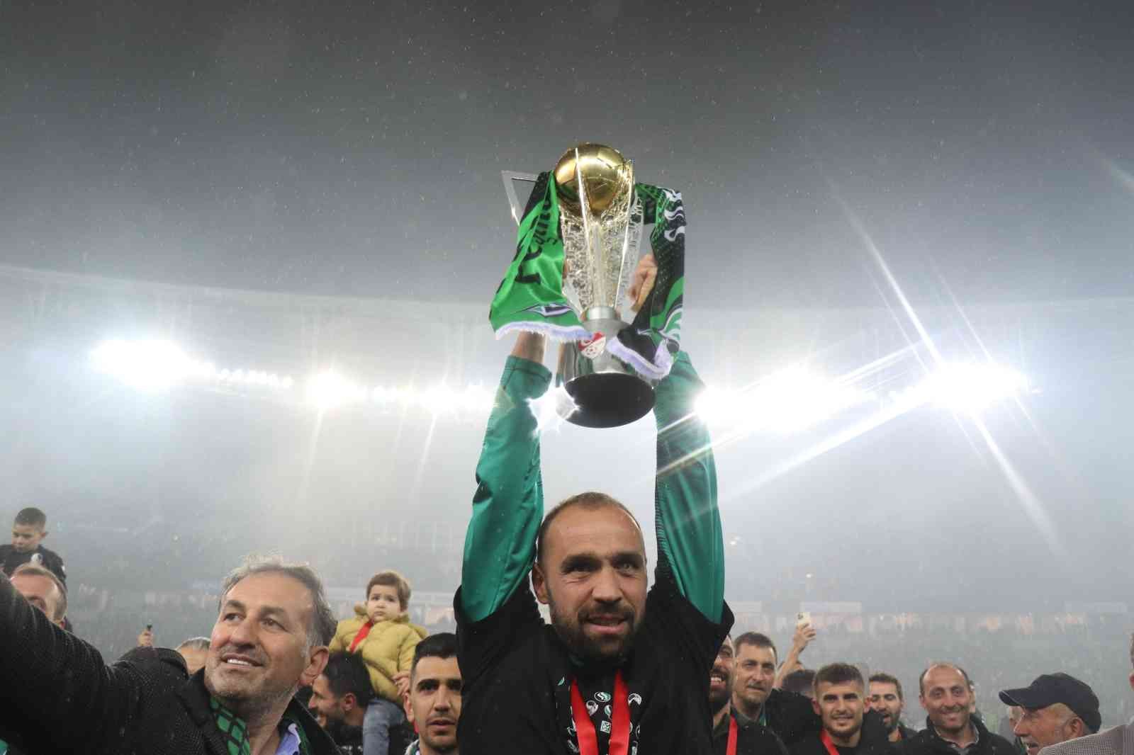 2011 yılında Play-Off finalini kazanarak 1. Lig’e yükselen Sakaryaspor, daha sonra yeniden alt liglere düştü ve 10 yıl verdiği mücadele sonrası ...