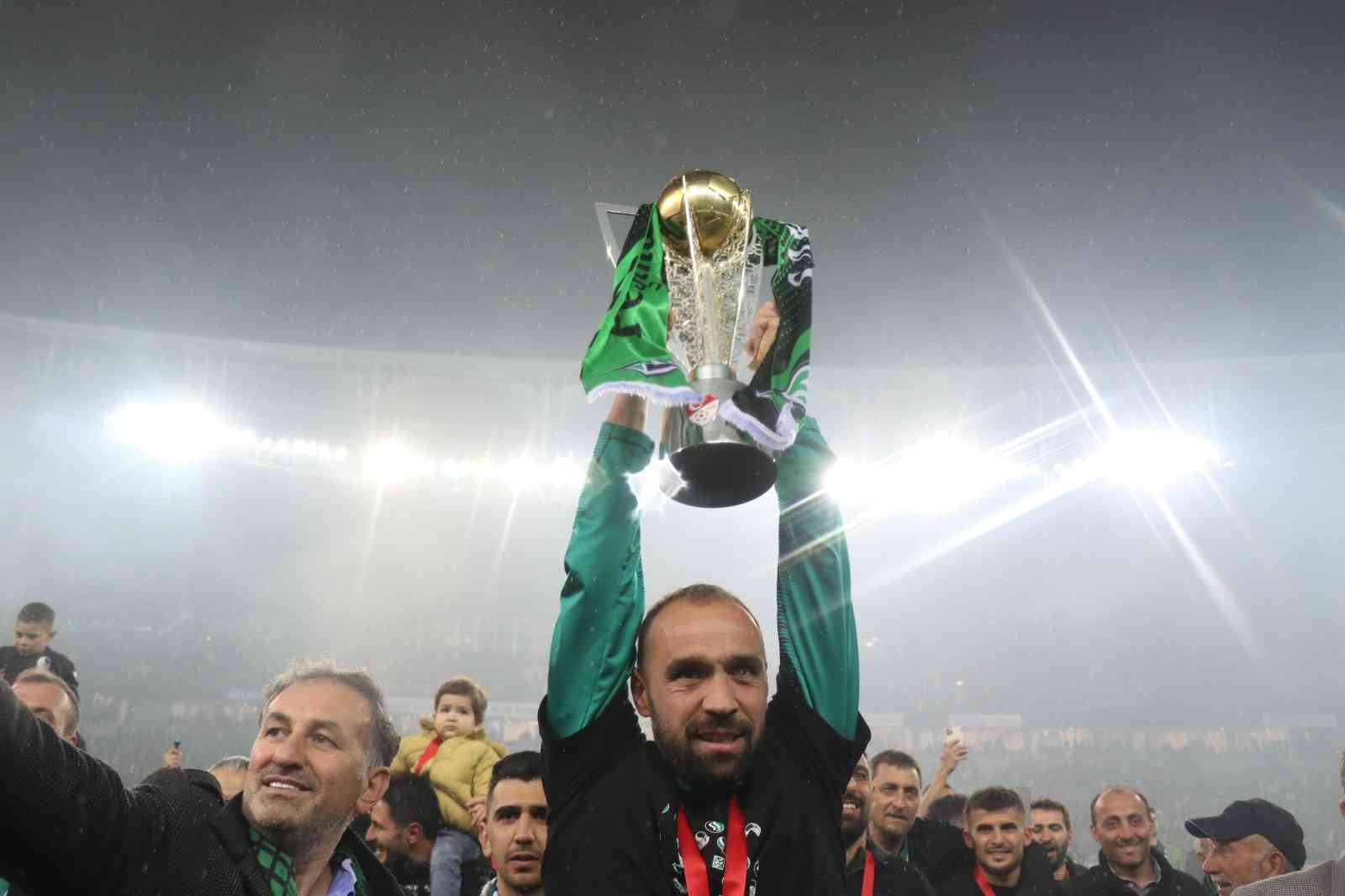 Sakaryaspor’un Spor Toto 1. Lig serüveni 2011 yılında Play-Off finalini kazanarak 1. Lig’e yükselen Sakaryaspor, daha sonra yeniden alt liglere düştü ve 10 yıl verdiği mücadele sonrası ...
