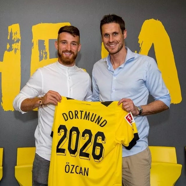 Salih Özcan, Borussia Dortmund’da! Borussia Dortmund, milli futbolcu Salih Özcan ile 2026 yılına kadar sözleşme imzaladığını açıkladı. Bundesliga ekiplerinden Borussia Dortmund ...