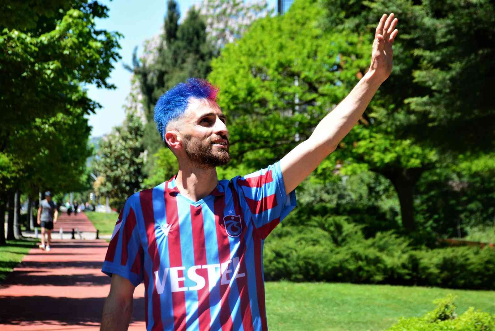 Kocaeli’de yaşayan 31 yaşındaki koyu Trabzonspor taraftarı Ünal Demirci, şampiyonluk coşkusuyla saçlarını bordo maviye boyattı. Demirci ...