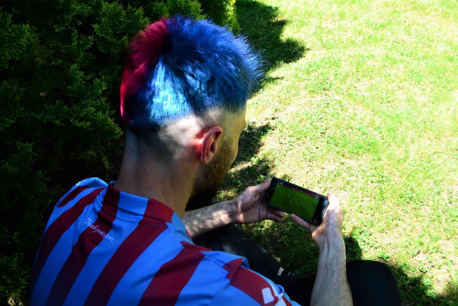 Kocaeli’de yaşayan 31 yaşındaki koyu Trabzonspor taraftarı Ünal Demirci, şampiyonluk coşkusuyla saçlarını bordo maviye boyattı. Demirci ...