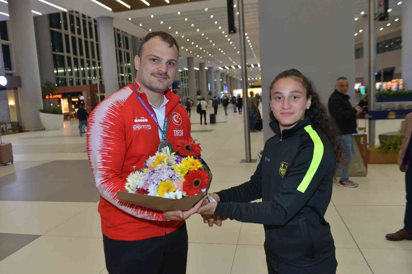 Sancaktepeli Samet’ten olimpiyatlarda gümüş madalya Brezilya’da devam eden 24. İşitme Engelliler Yaz Olimpiyatları’nda (Deaflympics) Sancaktepe Belediye sporcusu Samet Bulut gümüş madalya kazandı ...