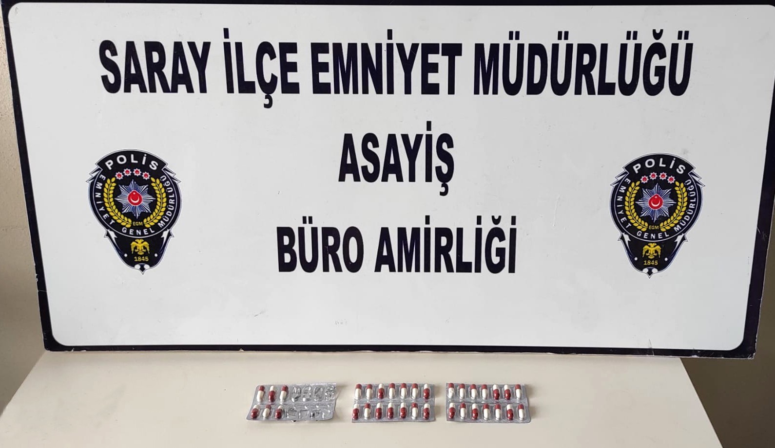 Satmak için ilçeye getirdiği uyuşturucu haplarla yakalandı Tekirdağ’da polis ekipleri, Saray ilçesine uyuşturucu getiren şahsı üzerinde 55 adet uyuşturucu hapla yakaladı. Edinilen bilgiye göre, Saray İlçe ...