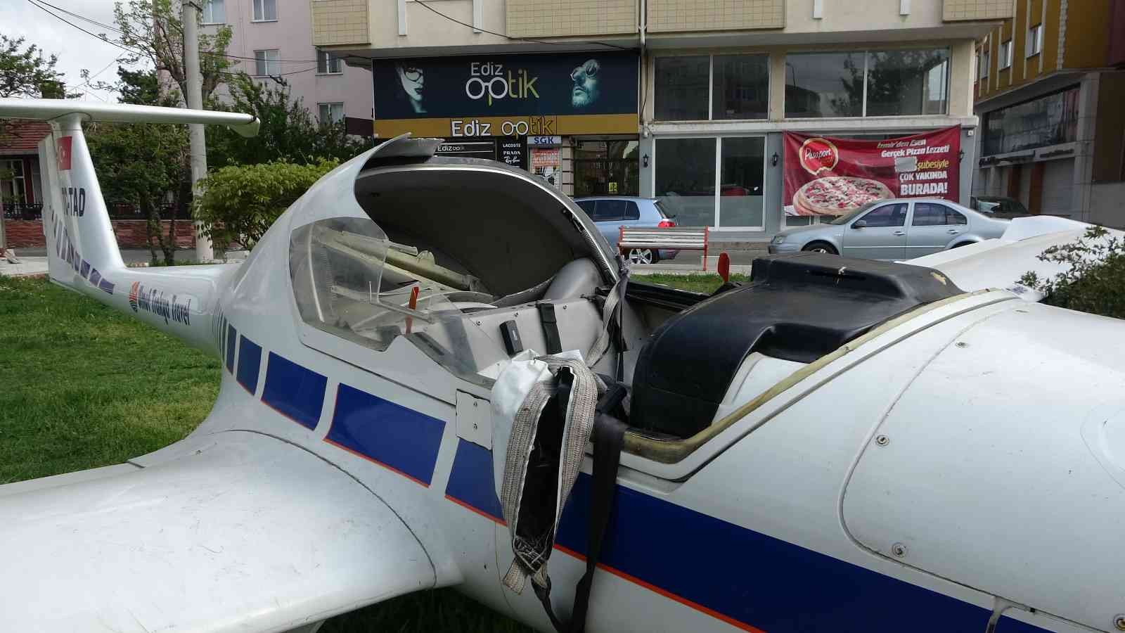 Şehir magandaları uçağı tahrip etti Tekirdağ’ın Çorlu ilçesine bir turizm firmasının şehrin meydanına tanıtım amacıyla koyduğu uçak şehir magandalarınca tahrip edildi. Telefon ...