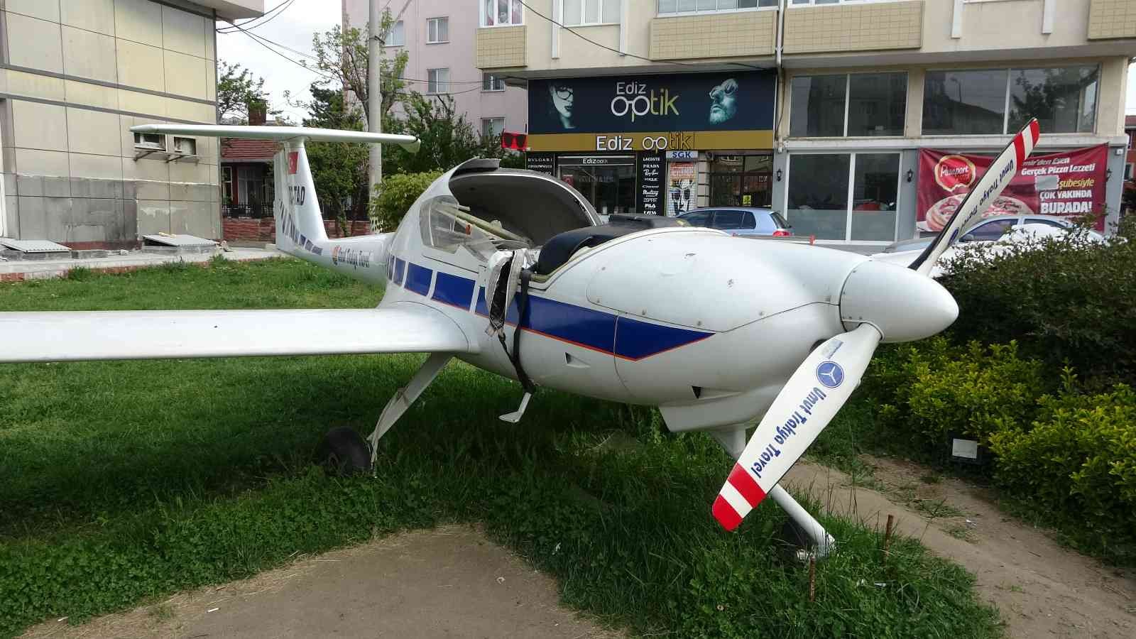 Şehir magandaları uçağı tahrip etti Tekirdağ’ın Çorlu ilçesine bir turizm firmasının şehrin meydanına tanıtım amacıyla koyduğu uçak şehir magandalarınca tahrip edildi. Telefon ...