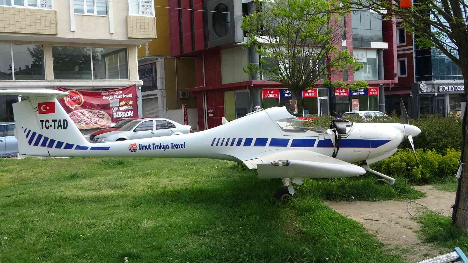 Şehir magandaları uçağı tahrip etti Tekirdağ’ın Çorlu ilçesine bir turizm firmasının şehrin meydanına tanıtım amacıyla koyduğu uçak şehir magandalarınca tahrip edildi. Telefon ...