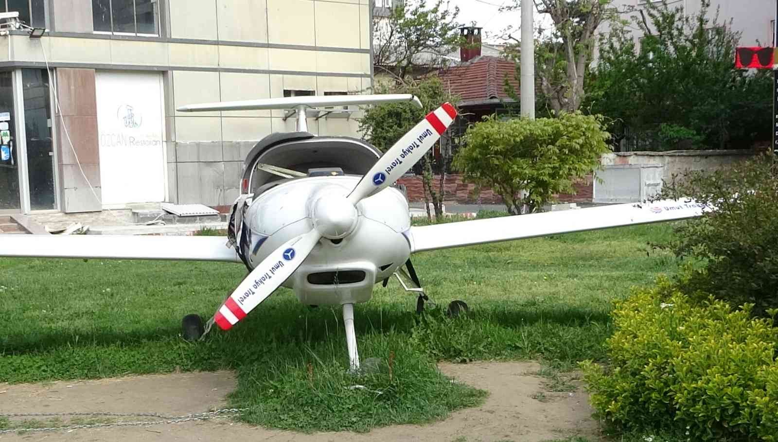 Şehir magandaları uçağı tahrip etti Tekirdağ’ın Çorlu ilçesine bir turizm firmasının şehrin meydanına tanıtım amacıyla koyduğu uçak şehir magandalarınca tahrip edildi. Telefon ...