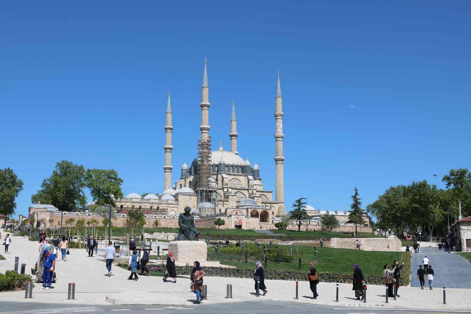Restorasyon çalışmaları devam eden Selimiye Camisi’nde ve çalışmaları tamamlanan Selimiye Meydanı’nda incelemelerde bulunan Edirne Valisi Ekrem ...