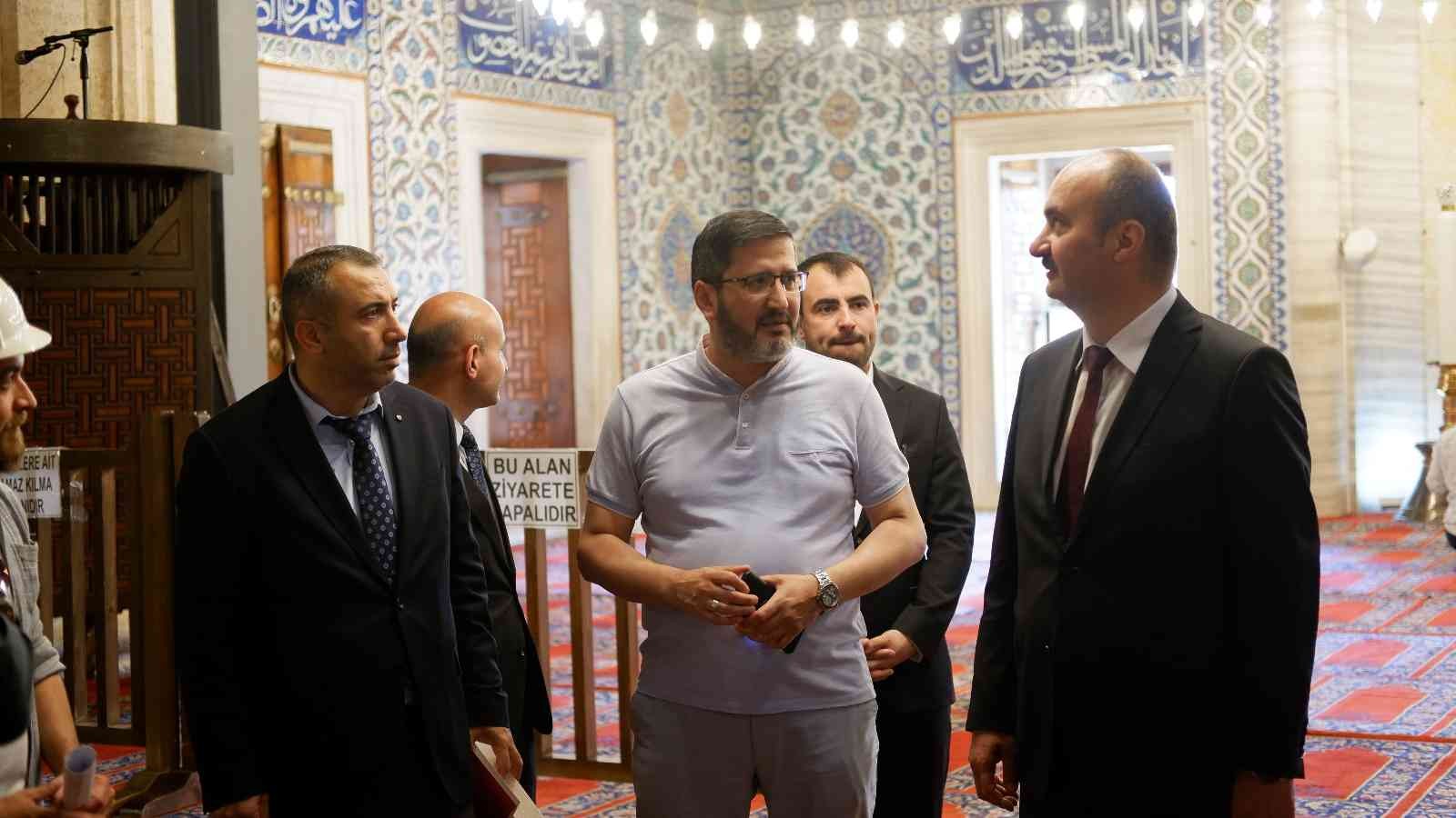 Restorasyon çalışmaları devam eden Selimiye Camisi’nde ve çalışmaları tamamlanan Selimiye Meydanı’nda incelemelerde bulunan Edirne Valisi Ekrem ...