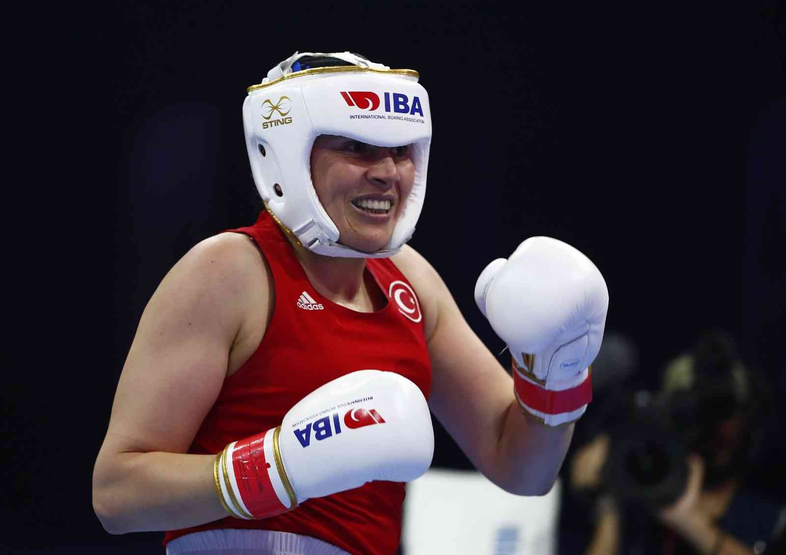 Türkiye’nin ev sahipliğinde düzenlenen Dünya Kadınlar Boks Şampiyonası’nda +81 kiloda mücadele eden Şennur Demir, final maçını kazanarak dünya ...