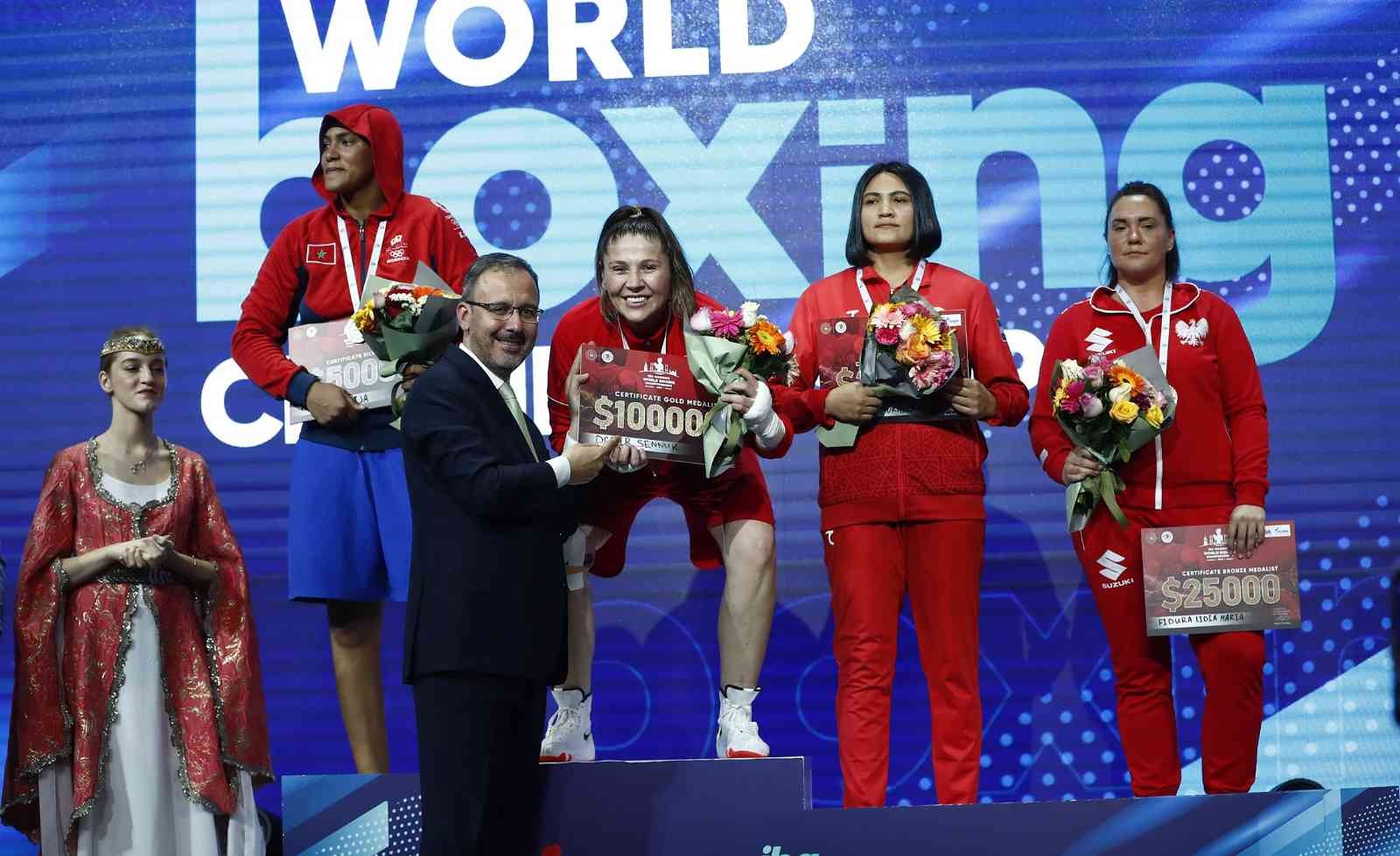 Türkiye’nin ev sahipliğinde düzenlenen Dünya Kadınlar Boks Şampiyonası’nda +81 kiloda mücadele eden Şennur Demir, final maçını kazanarak dünya ...