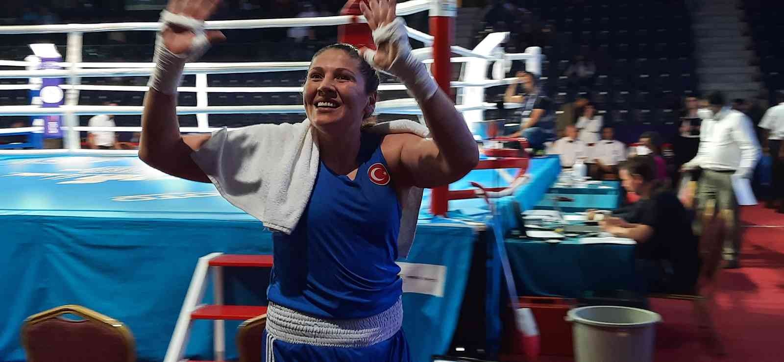 Türkiye’nin ev sahipliğinde düzenlenen Dünya Kadınlar Boks Şampiyonası’nda 81 kiloda mücadele eden Şennur Demir, adını yarı finale yazdırdı ...