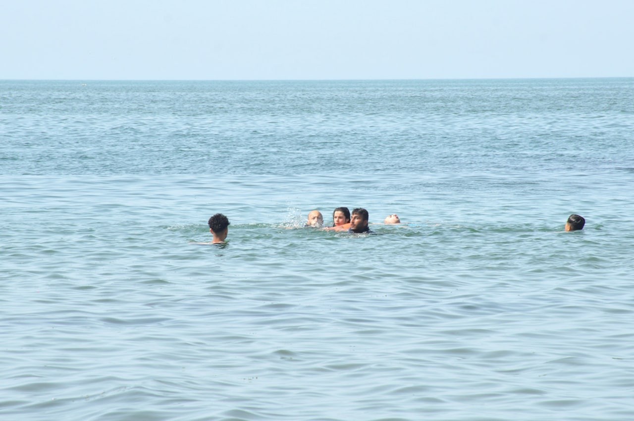 Serinlemek için girdikleri denizde boğulma tehlikesi yaşadılar Sakarya’nın Karasu ilçesinde yaklaşık 10 dakika arayla 2 kişi boğulma tehlikesi yaşadı. Cankurtaranların dikkati sayesinde boğulmaktan son anda ...