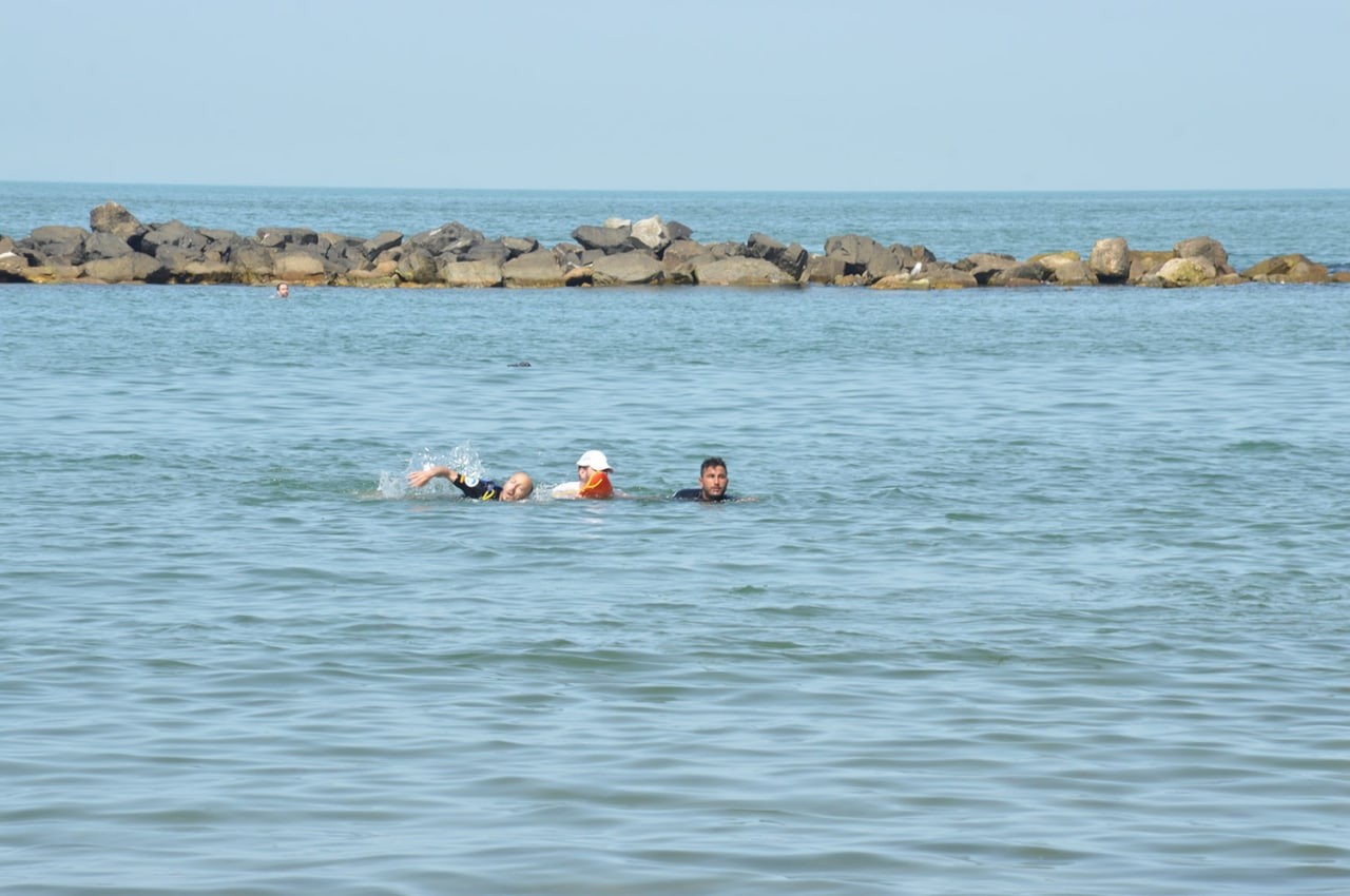 Serinlemek için girdikleri denizde boğulma tehlikesi yaşadılar Sakarya’nın Karasu ilçesinde yaklaşık 10 dakika arayla 2 kişi boğulma tehlikesi yaşadı. Cankurtaranların dikkati sayesinde boğulmaktan son anda ...