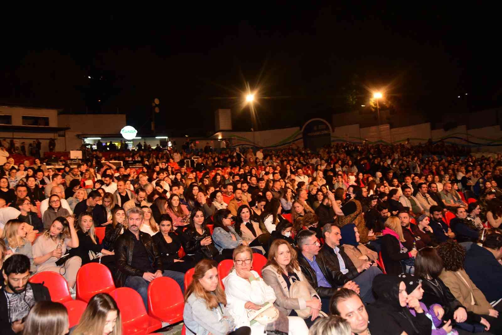 Yıldızlı Konser Akşamları dahilinde Bursa Açıkhava Tiyatrosu’nda Bursalı sevenleri ile bir araya gelen ünlü sanatçı Sertab Erener, unutulmaz bir ...