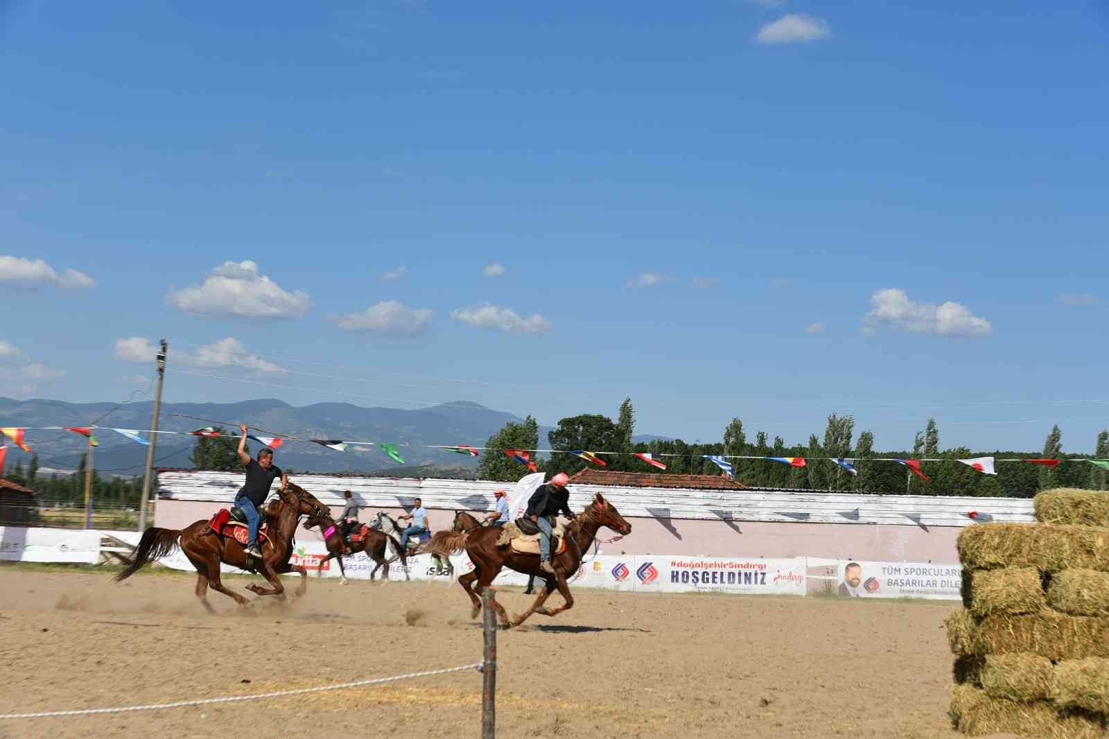 Uluslararası Sındırgı Akıncı Toyu Atlı Okçuluk yarışması dünyayı buluşturdu. Yarışmada dünyanın 35 ülkesinden gelen atlı okçular mücadele verdi ...