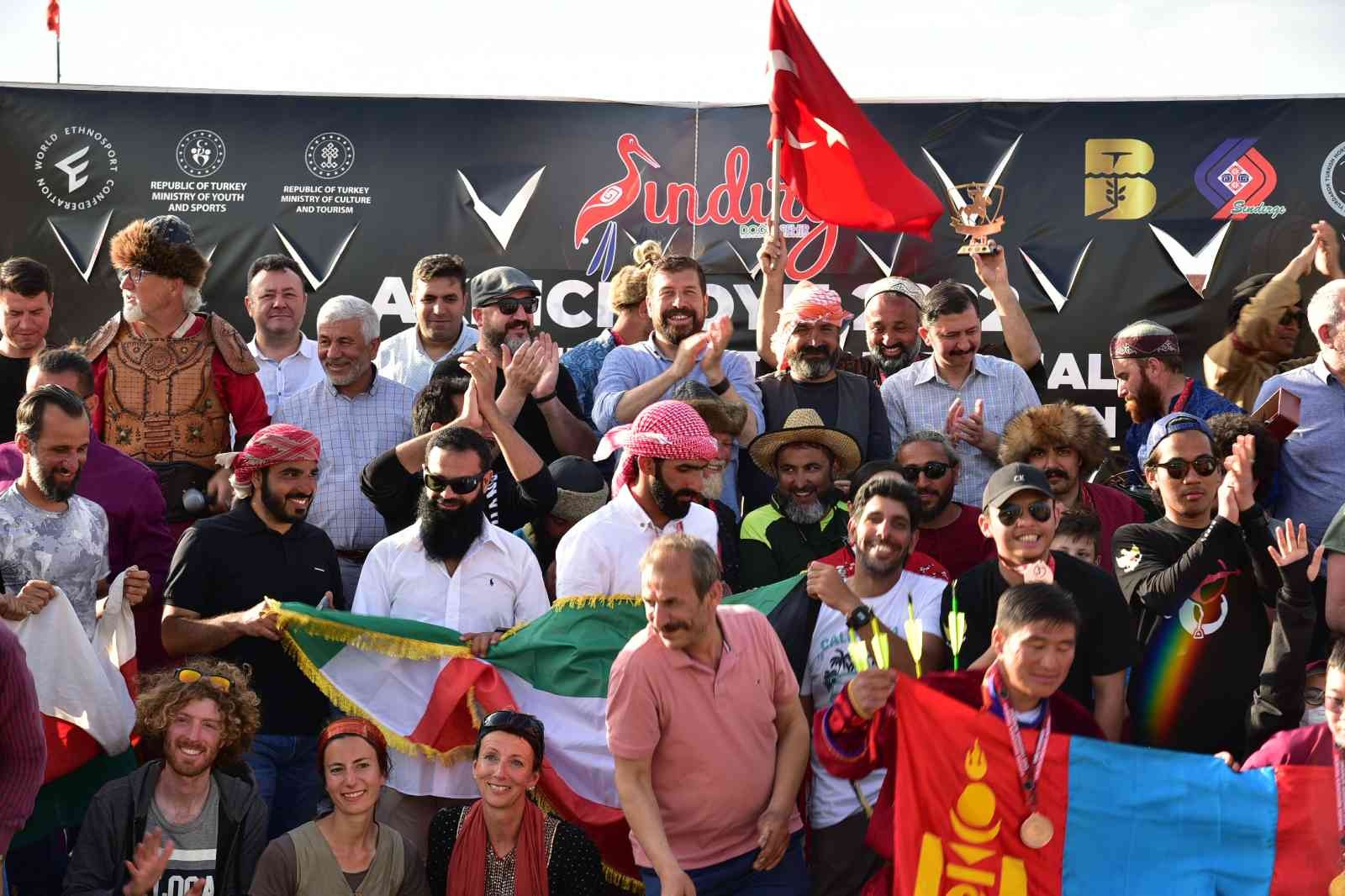 Uluslararası Sındırgı Akıncı Toyu Atlı Okçuluk yarışması dünyayı buluşturdu. Yarışmada dünyanın 35 ülkesinden gelen atlı okçular mücadele verdi ...