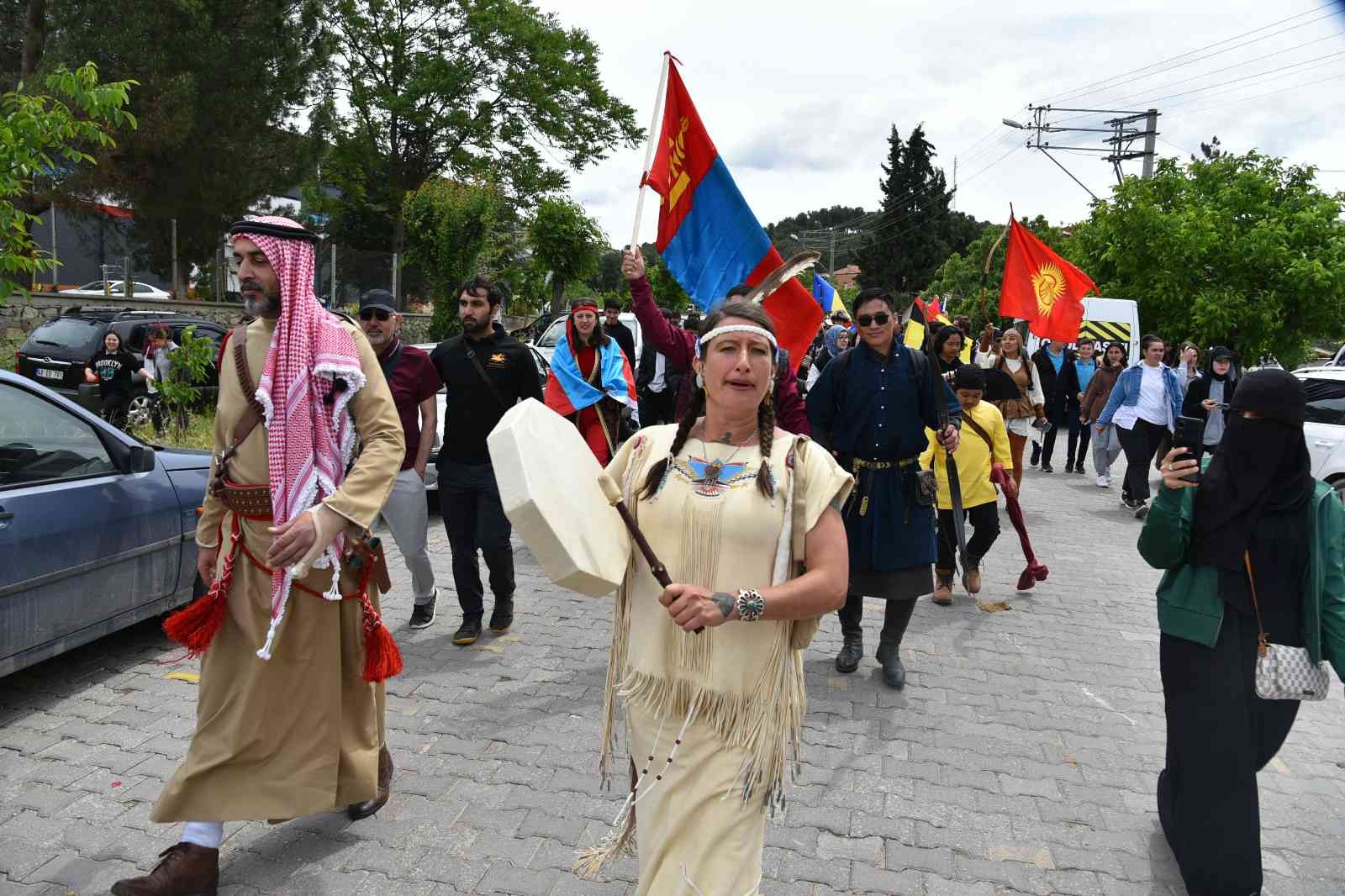 Balıkesir’in Sındırgı ilçesinde 19 Mayıs Atatürk’ü Anma Gençlik ve Spor Bayramı coşkusu 35 ülkenin katıldığı uluslararası kortejle renklendi. 20 ...