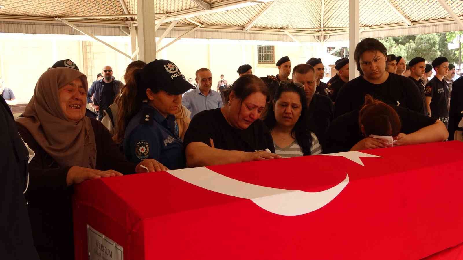 Solhan İlçe Emniyet Müdürü Halil Koç Maltepe’de son yolculuğuna uğurlandı Bingöl’ün Solhan İlçe Emniyet Müdürü Halil Koç, 29 Mayıs 2022 tarihinde geçirdiği kalp krizi nedeniyle hayatını kaybetti. Koç için Maltepe’de ...