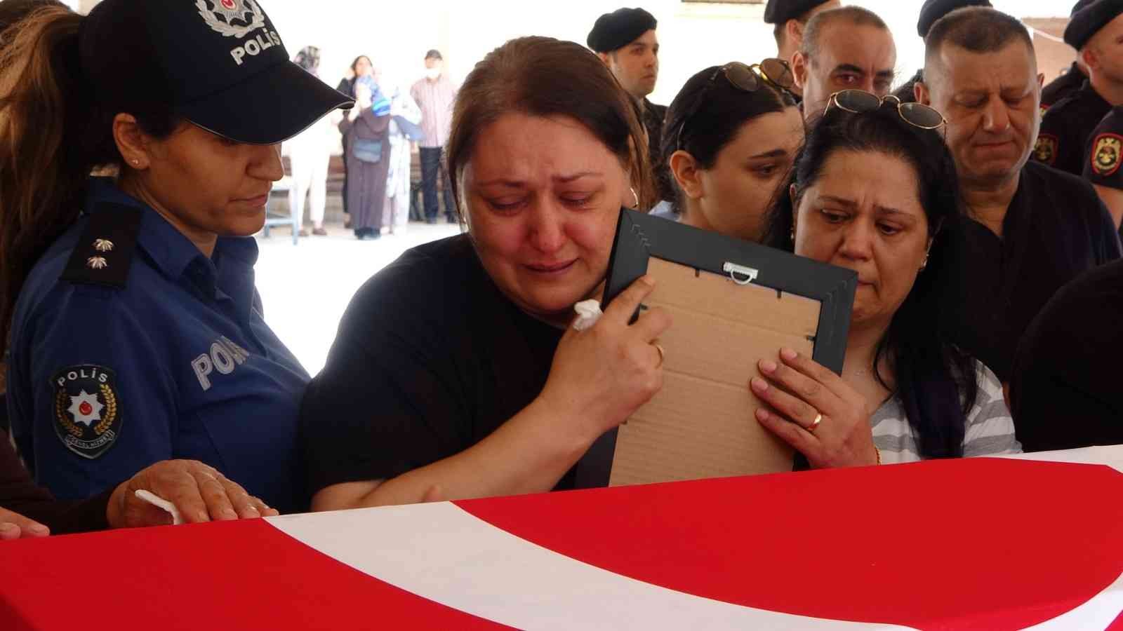 Solhan İlçe Emniyet Müdürü Halil Koç Maltepe’de son yolculuğuna uğurlandı Bingöl’ün Solhan İlçe Emniyet Müdürü Halil Koç, 29 Mayıs 2022 tarihinde geçirdiği kalp krizi nedeniyle hayatını kaybetti. Koç için Maltepe’de ...