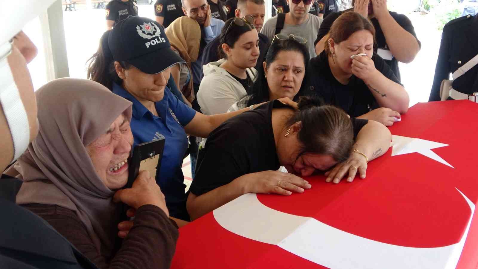 Solhan İlçe Emniyet Müdürü Halil Koç Maltepe’de son yolculuğuna uğurlandı Bingöl’ün Solhan İlçe Emniyet Müdürü Halil Koç, 29 Mayıs 2022 tarihinde geçirdiği kalp krizi nedeniyle hayatını kaybetti. Koç için Maltepe’de ...