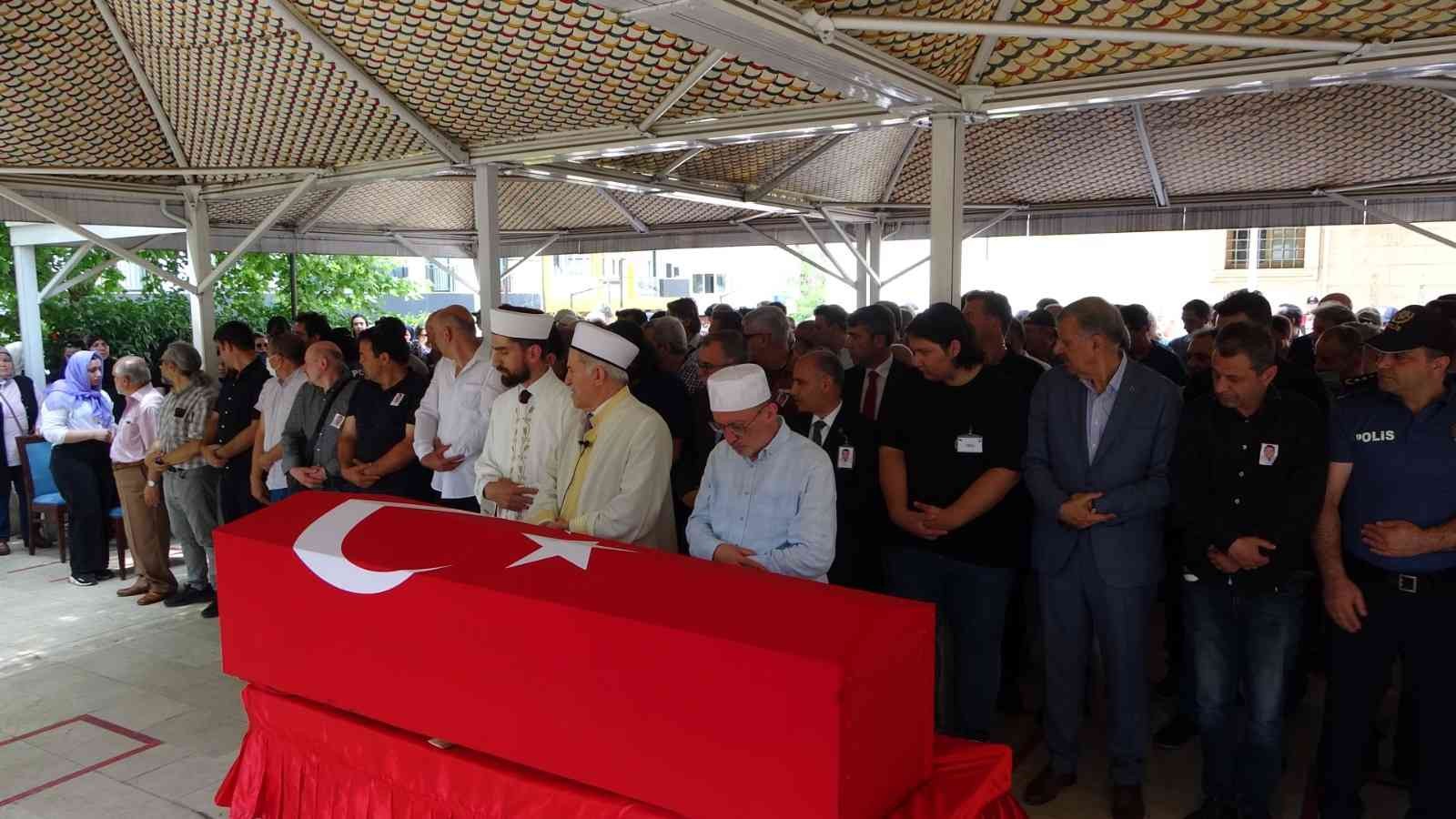 Solhan İlçe Emniyet Müdürü Halil Koç Maltepe’de son yolculuğuna uğurlandı Bingöl’ün Solhan İlçe Emniyet Müdürü Halil Koç, 29 Mayıs 2022 tarihinde geçirdiği kalp krizi nedeniyle hayatını kaybetti. Koç için Maltepe’de ...