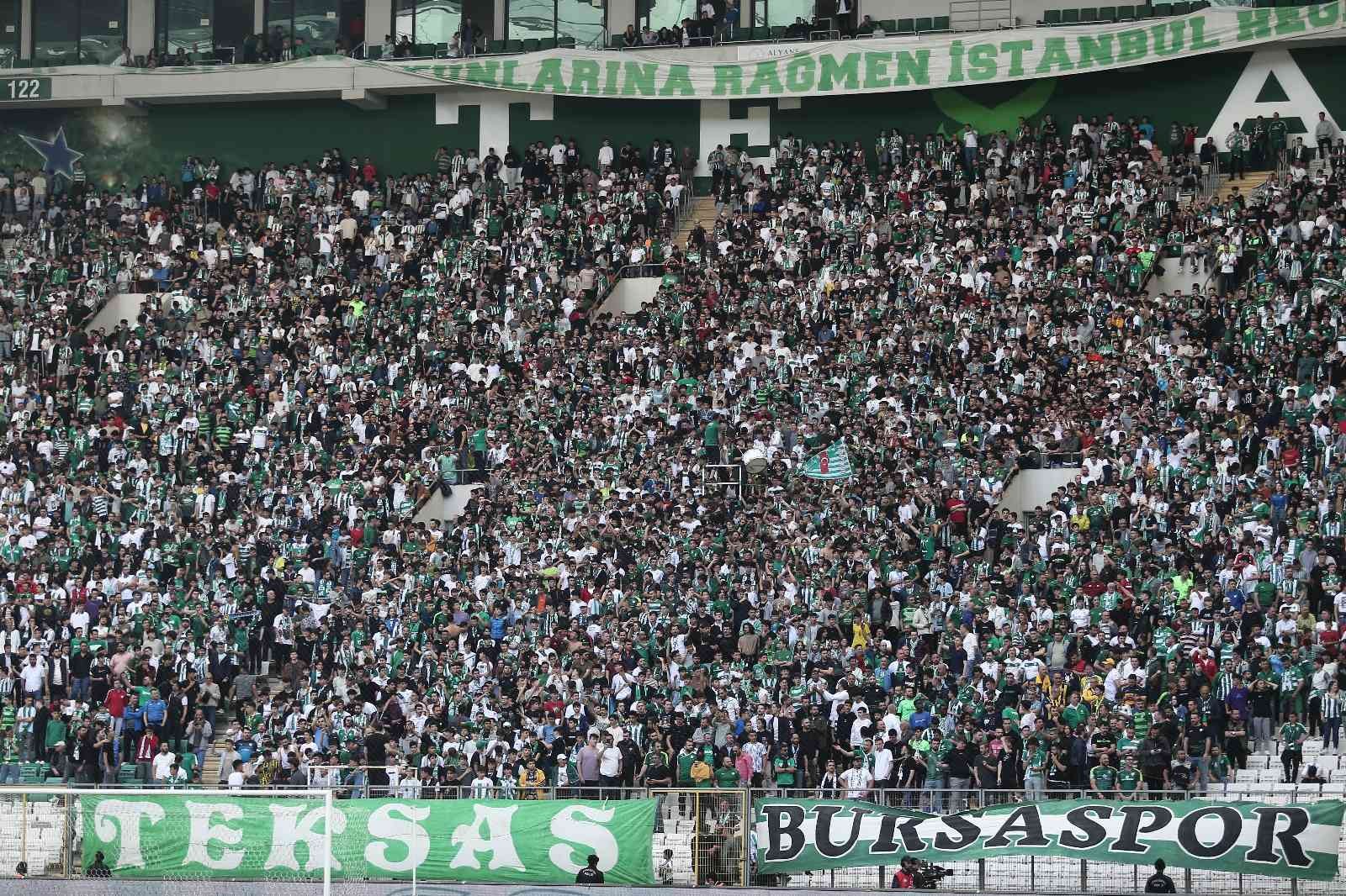 Spor Toto 1. Lig: Bursaspor: 1 - Ümraniyespor: 1 (İlk yarı sonucu) Spor Toto 1. Lig’in 36. haftasında Bursaspor, Ümraniyespor’u konuk ediyor. Maçın ilk yarısı 1-1’lik eşitlikle tamamlandı. Kaynak: İHA