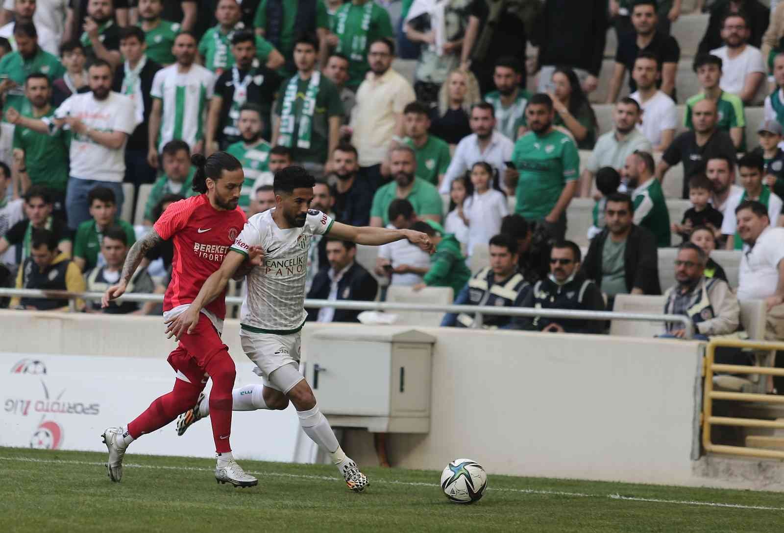 Spor Toto 1. Lig: Bursaspor: 1 - Ümraniyespor: 1 (İlk yarı sonucu) Spor Toto 1. Lig’in 36. haftasında Bursaspor, Ümraniyespor’u konuk ediyor. Maçın ilk yarısı 1-1’lik eşitlikle tamamlandı. Kaynak: İHA