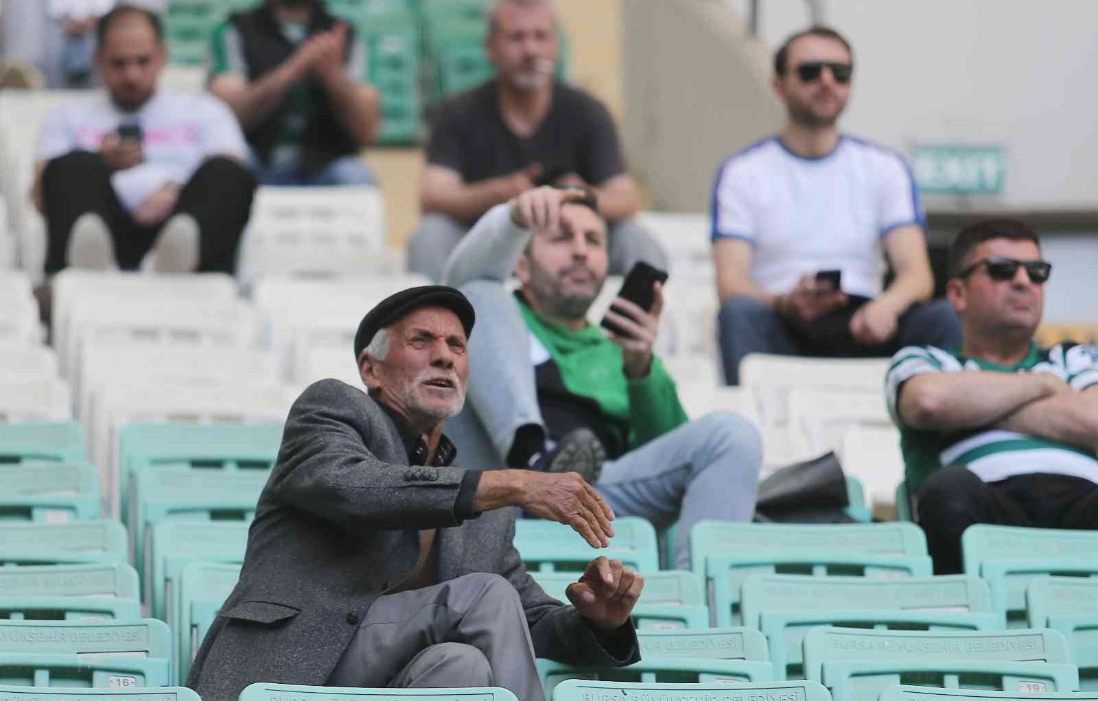 Spor Toto 1. Lig: Bursaspor: 1 - Ümraniyespor: 1 (İlk yarı sonucu) Spor Toto 1. Lig’in 36. haftasında Bursaspor, Ümraniyespor’u konuk ediyor. Maçın ilk yarısı 1-1’lik eşitlikle tamamlandı. Kaynak: İHA