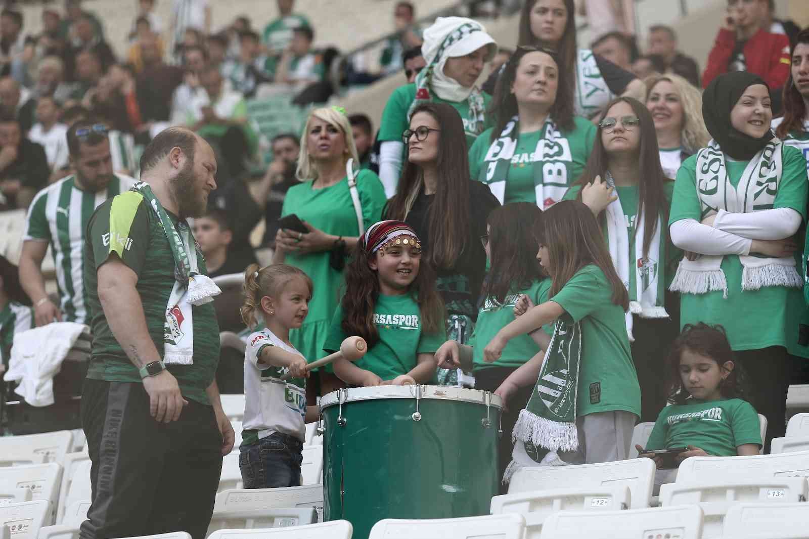 Spor Toto 1. Lig: Bursaspor: 1 - Ümraniyespor: 1 (İlk yarı sonucu) Spor Toto 1. Lig’in 36. haftasında Bursaspor, Ümraniyespor’u konuk ediyor. Maçın ilk yarısı 1-1’lik eşitlikle tamamlandı. Kaynak: İHA