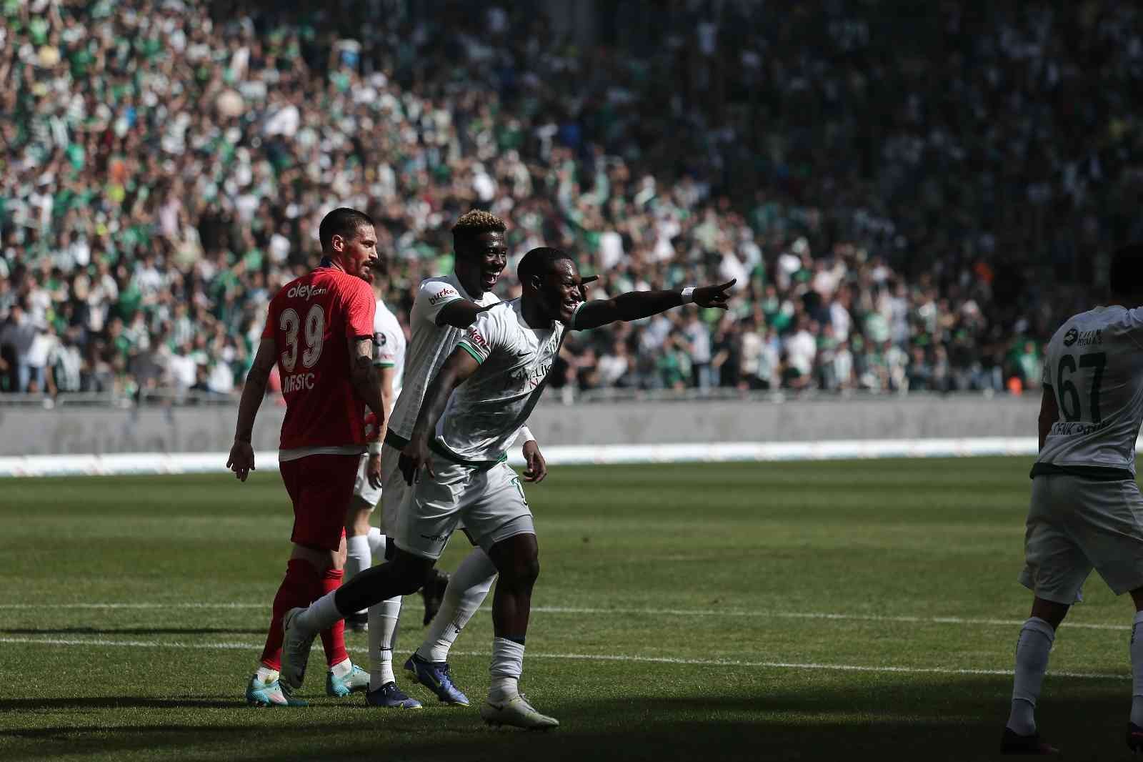 Spor Toto 1. Lig: Bursaspor: 1 - Ümraniyespor: 1 (İlk yarı sonucu) Spor Toto 1. Lig’in 36. haftasında Bursaspor, Ümraniyespor’u konuk ediyor. Maçın ilk yarısı 1-1’lik eşitlikle tamamlandı. Kaynak: İHA