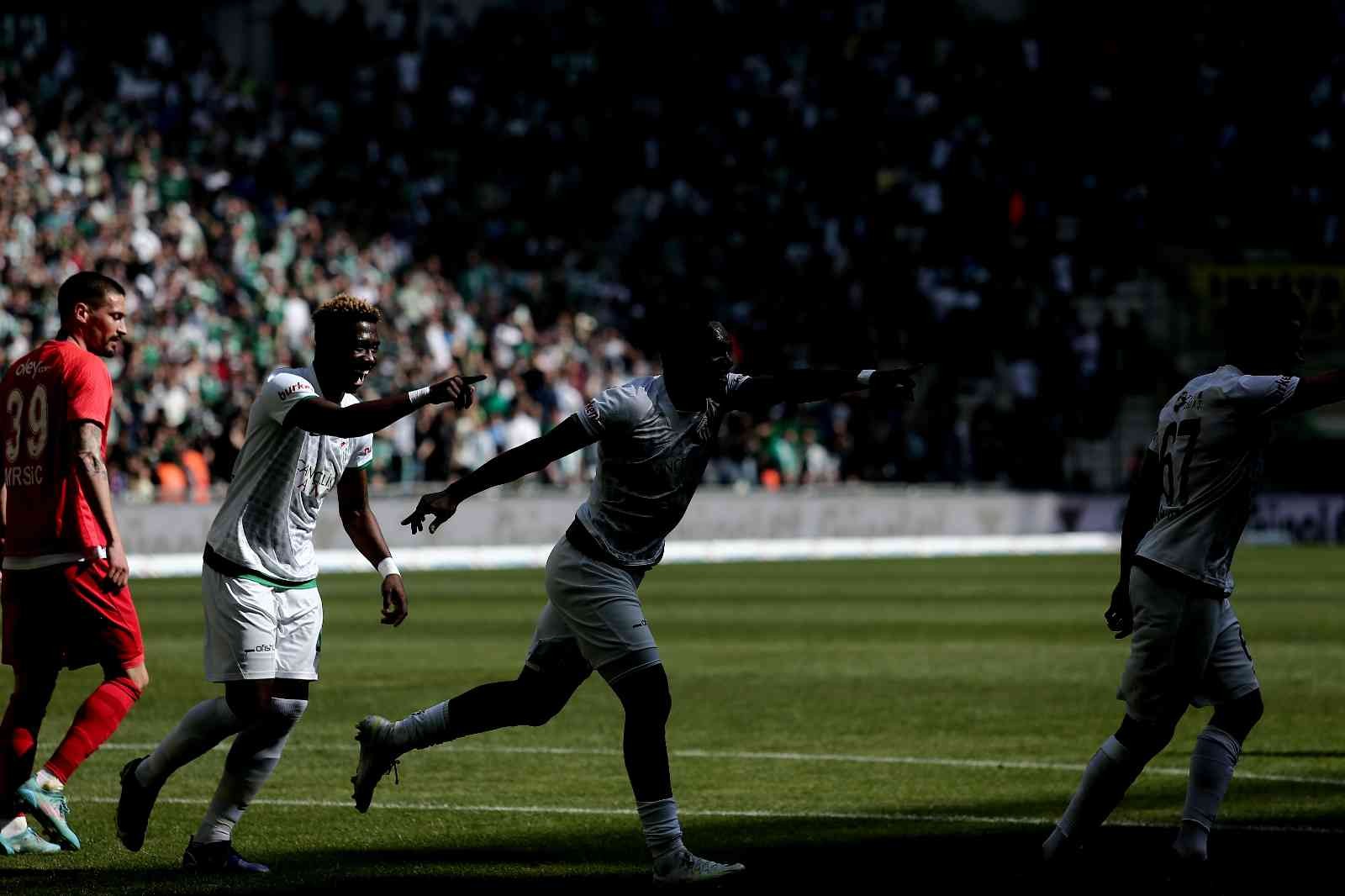 Spor Toto 1. Lig: Bursaspor: 1 - Ümraniyespor: 1 (İlk yarı sonucu) Spor Toto 1. Lig’in 36. haftasında Bursaspor, Ümraniyespor’u konuk ediyor. Maçın ilk yarısı 1-1’lik eşitlikle tamamlandı. Kaynak: İHA