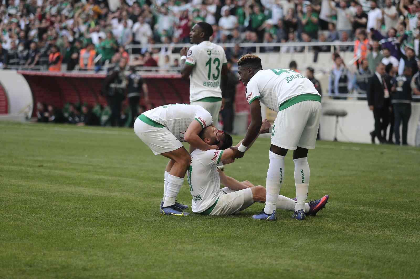 Spor Toto 1. Lig: Bursaspor: 1 - Ümraniyespor: 1 (İlk yarı sonucu) Spor Toto 1. Lig’in 36. haftasında Bursaspor, Ümraniyespor’u konuk ediyor. Maçın ilk yarısı 1-1’lik eşitlikle tamamlandı. Kaynak: İHA