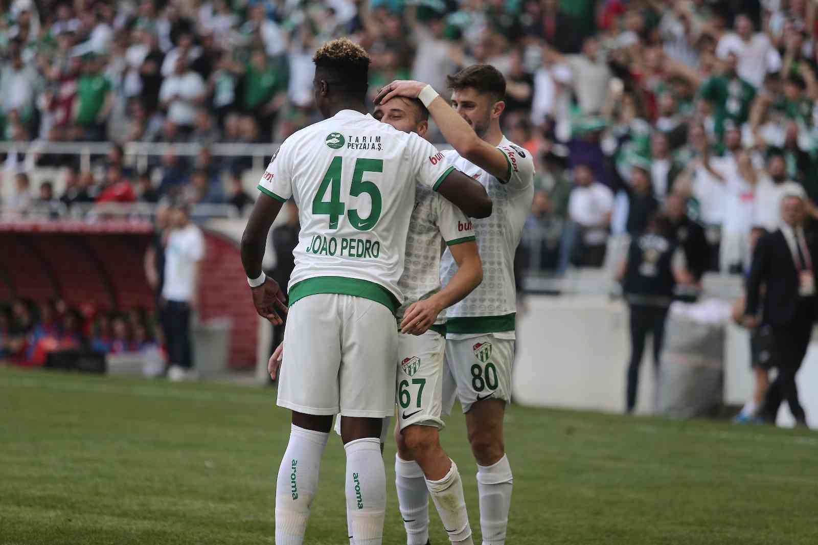 Spor Toto 1. Lig: Bursaspor: 1 - Ümraniyespor: 1 (İlk yarı sonucu) Spor Toto 1. Lig’in 36. haftasında Bursaspor, Ümraniyespor’u konuk ediyor. Maçın ilk yarısı 1-1’lik eşitlikle tamamlandı. Kaynak: İHA