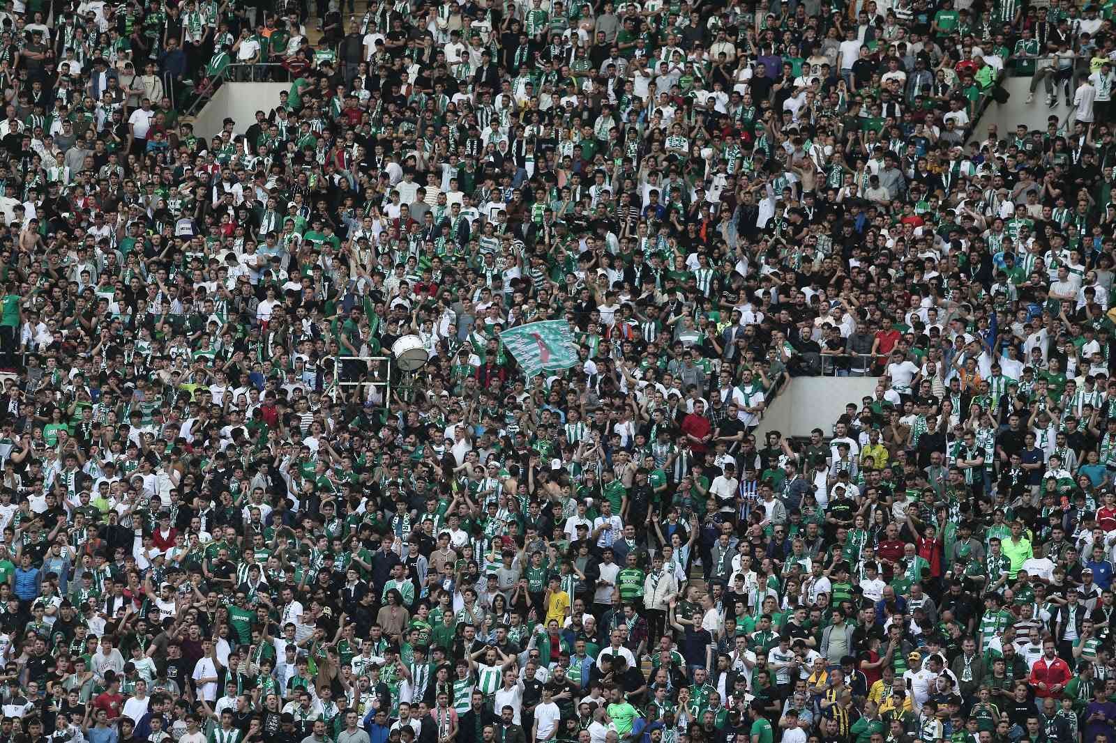 Spor Toto 1. Lig: Bursaspor: 1 - Ümraniyespor: 1 (İlk yarı sonucu) Spor Toto 1. Lig’in 36. haftasında Bursaspor, Ümraniyespor’u konuk ediyor. Maçın ilk yarısı 1-1’lik eşitlikle tamamlandı. Kaynak: İHA