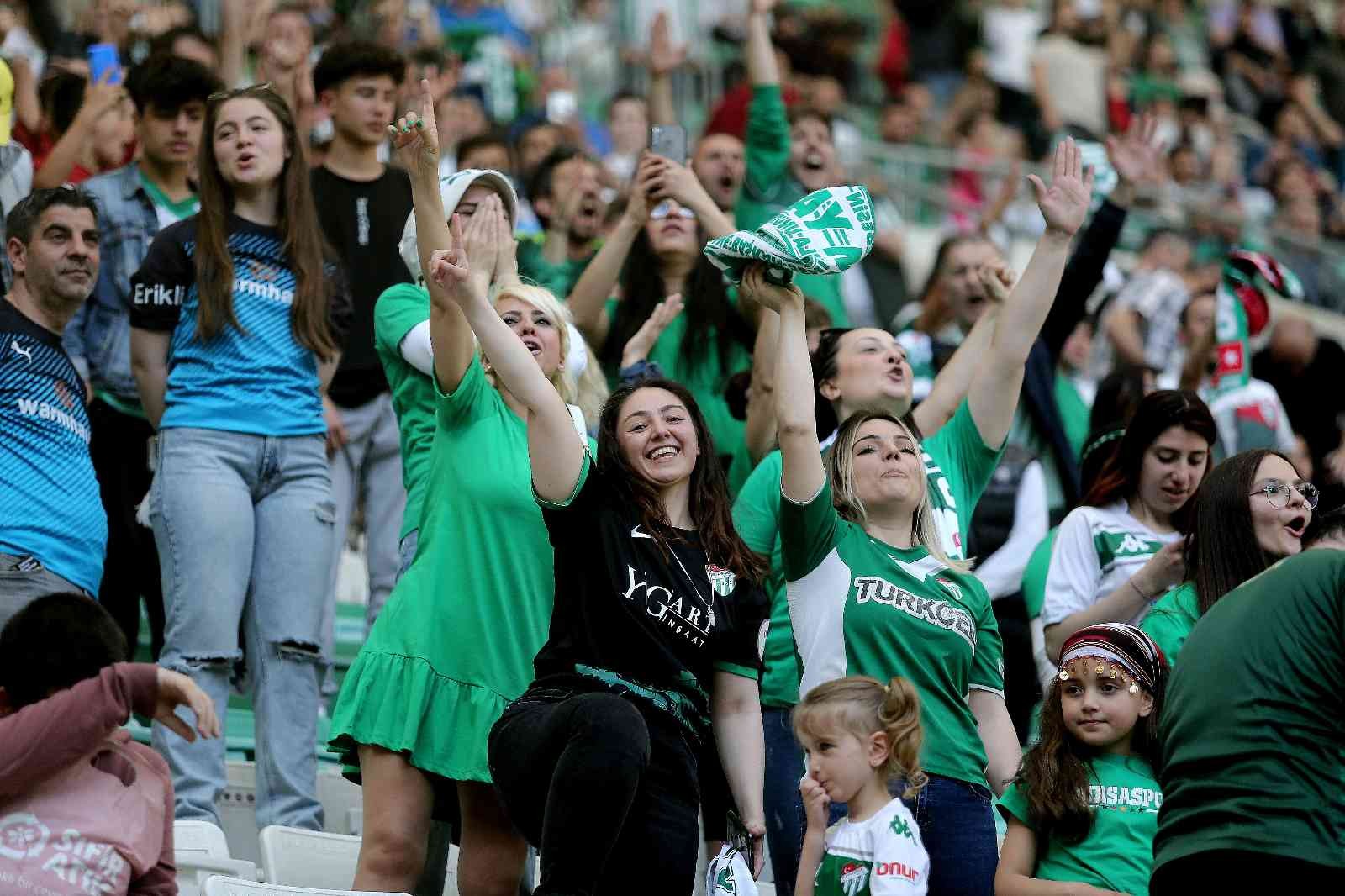 Spor Toto 1. Lig: Bursaspor: 1 - Ümraniyespor: 1 (İlk yarı sonucu) Spor Toto 1. Lig’in 36. haftasında Bursaspor, Ümraniyespor’u konuk ediyor. Maçın ilk yarısı 1-1’lik eşitlikle tamamlandı. Kaynak: İHA