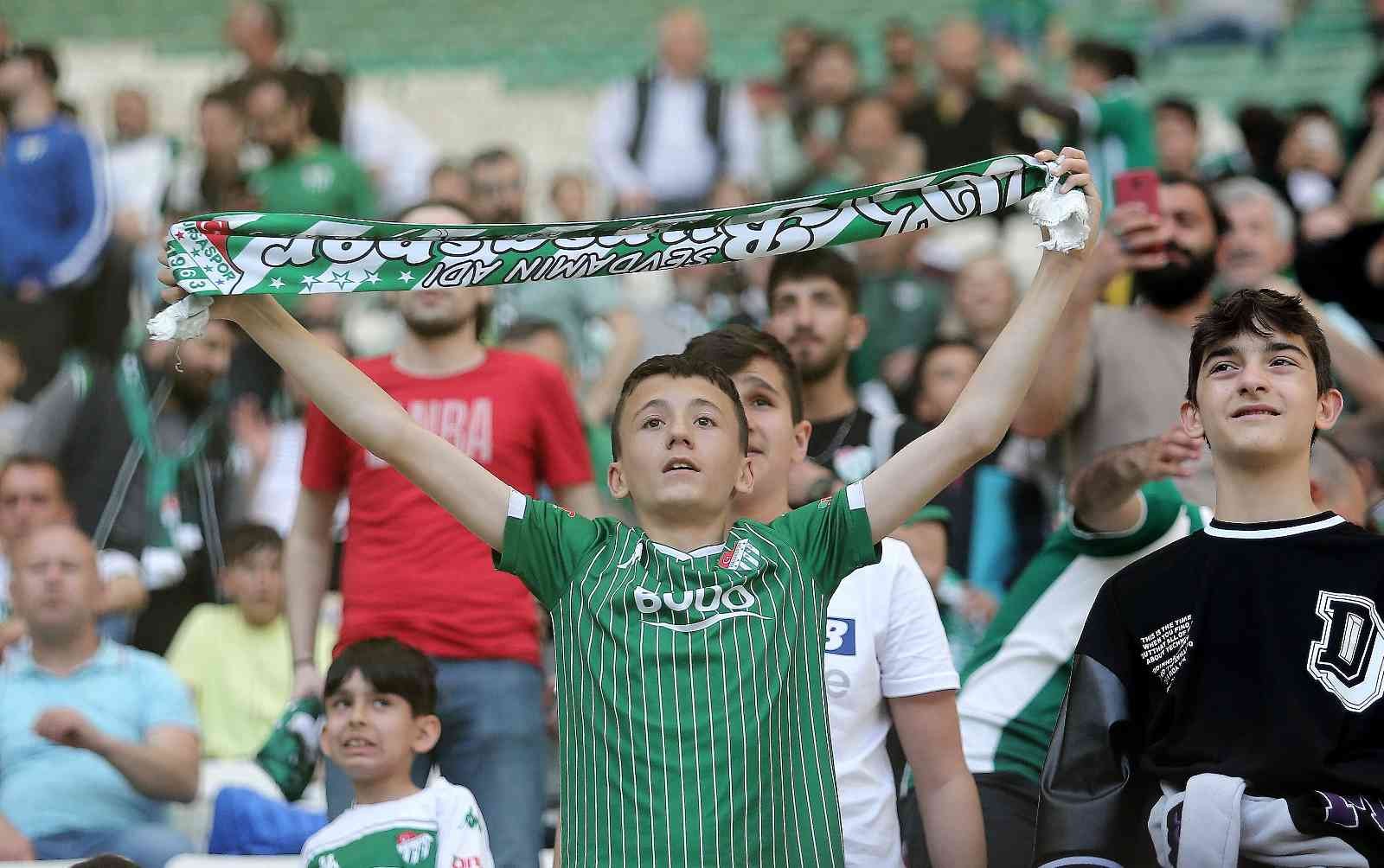 Spor Toto 1. Lig: Bursaspor: 1 - Ümraniyespor: 1 (İlk yarı sonucu) Spor Toto 1. Lig’in 36. haftasında Bursaspor, Ümraniyespor’u konuk ediyor. Maçın ilk yarısı 1-1’lik eşitlikle tamamlandı. Kaynak: İHA