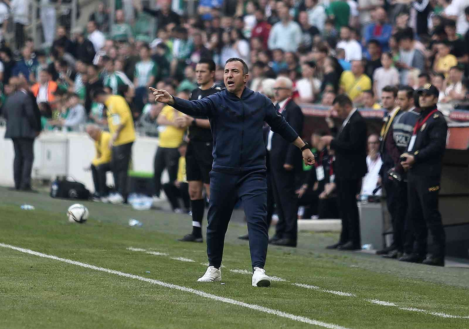 Spor Toto 1. Lig: Bursaspor: 1 - Ümraniyespor: 1 (İlk yarı sonucu) Spor Toto 1. Lig’in 36. haftasında Bursaspor, Ümraniyespor’u konuk ediyor. Maçın ilk yarısı 1-1’lik eşitlikle tamamlandı. Kaynak: İHA