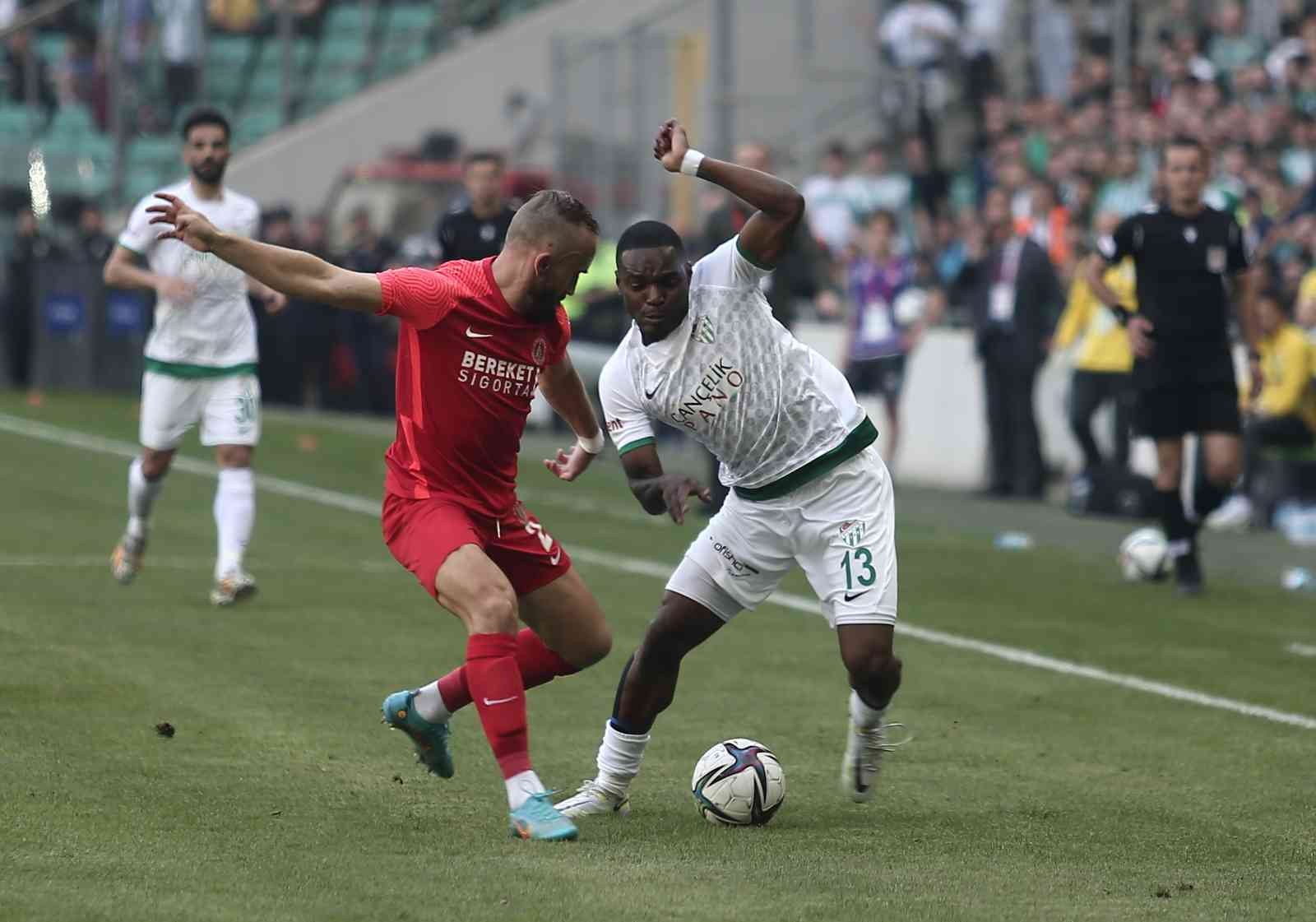 Spor Toto 1. Lig: Bursaspor: 1 - Ümraniyespor: 1 (İlk yarı sonucu) Spor Toto 1. Lig’in 36. haftasında Bursaspor, Ümraniyespor’u konuk ediyor. Maçın ilk yarısı 1-1’lik eşitlikle tamamlandı. Kaynak: İHA