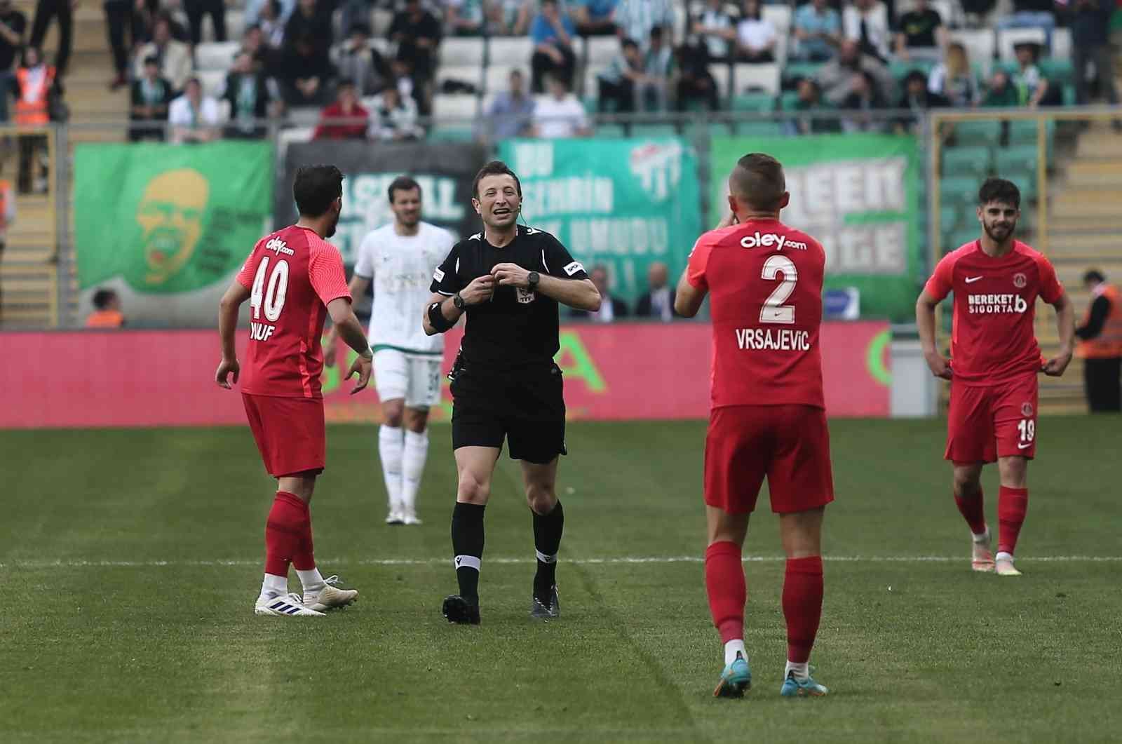 Spor Toto 1. Lig: Bursaspor: 1 - Ümraniyespor: 1 (İlk yarı sonucu) Spor Toto 1. Lig’in 36. haftasında Bursaspor, Ümraniyespor’u konuk ediyor. Maçın ilk yarısı 1-1’lik eşitlikle tamamlandı. Kaynak: İHA