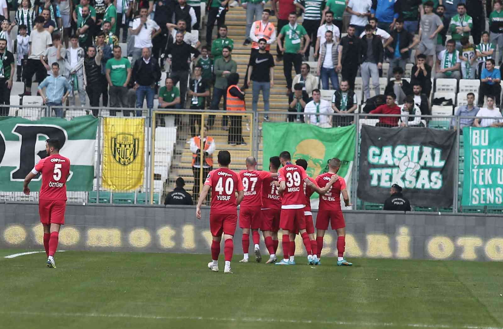 Spor Toto 1. Lig: Bursaspor: 1 - Ümraniyespor: 1 (İlk yarı sonucu) Spor Toto 1. Lig’in 36. haftasında Bursaspor, Ümraniyespor’u konuk ediyor. Maçın ilk yarısı 1-1’lik eşitlikle tamamlandı. Kaynak: İHA