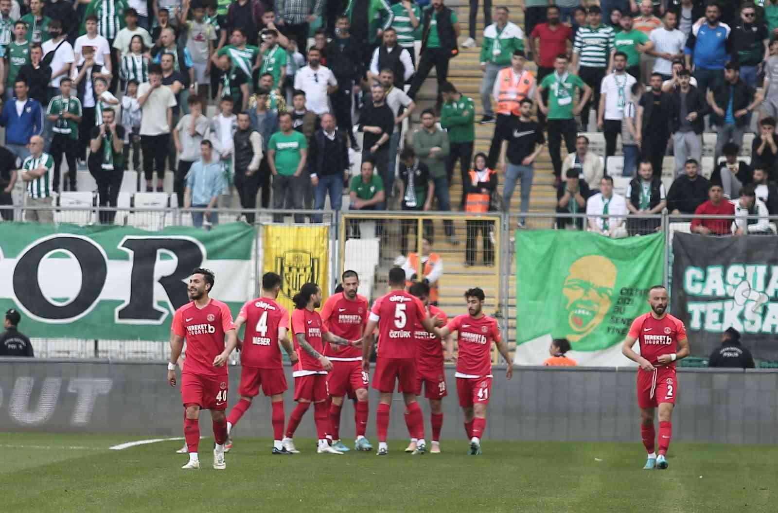 Spor Toto 1. Lig: Bursaspor: 1 - Ümraniyespor: 1 (İlk yarı sonucu) Spor Toto 1. Lig’in 36. haftasında Bursaspor, Ümraniyespor’u konuk ediyor. Maçın ilk yarısı 1-1’lik eşitlikle tamamlandı. Kaynak: İHA