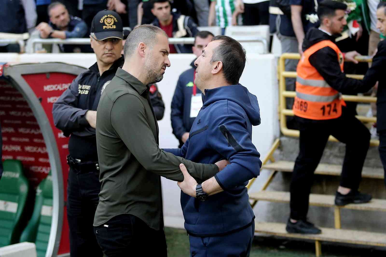 Spor Toto 1. Lig: Bursaspor: 1 - Ümraniyespor: 1 (İlk yarı sonucu) Spor Toto 1. Lig’in 36. haftasında Bursaspor, Ümraniyespor’u konuk ediyor. Maçın ilk yarısı 1-1’lik eşitlikle tamamlandı. Kaynak: İHA