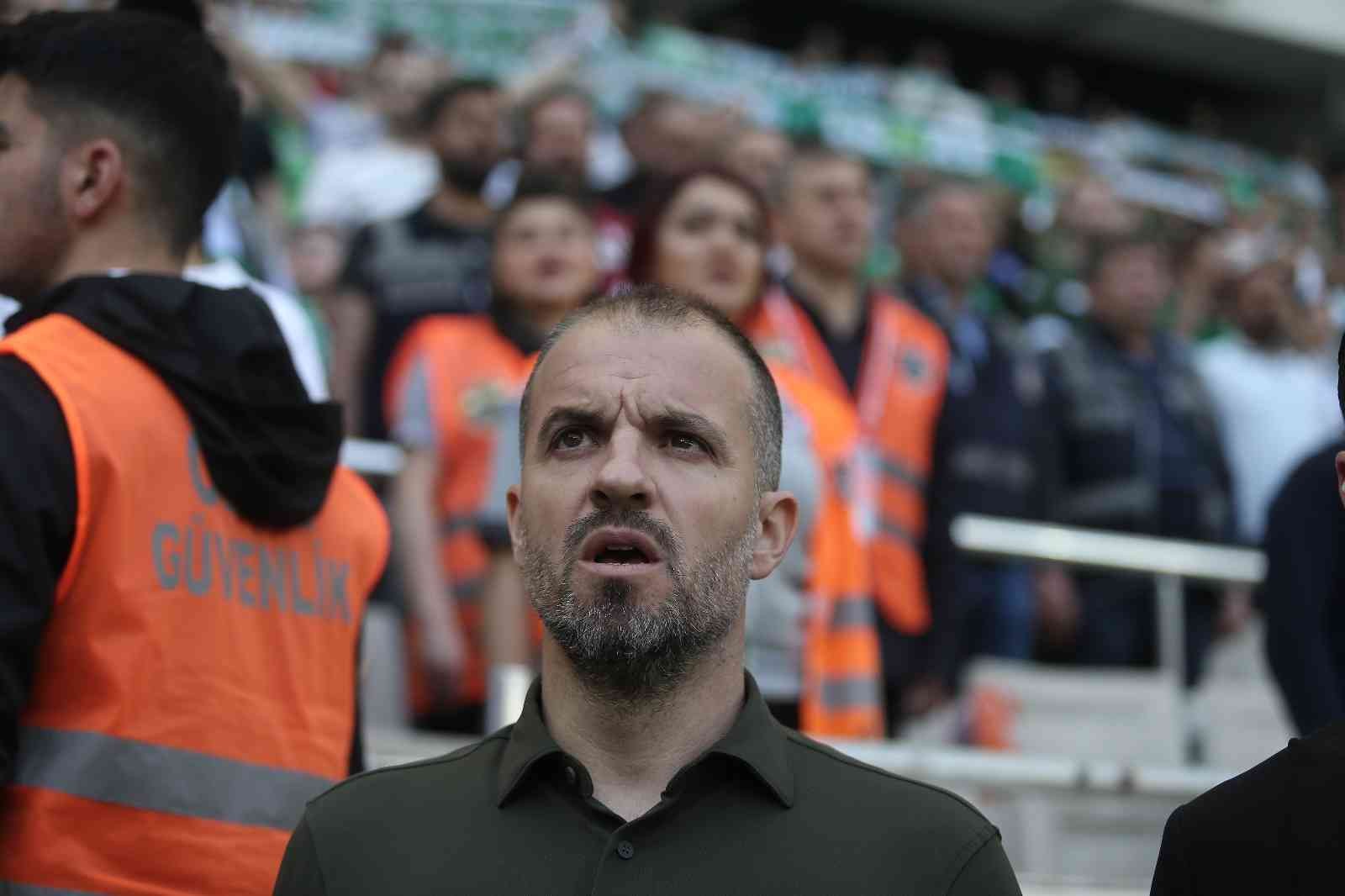 Spor Toto 1. Lig: Bursaspor: 1 - Ümraniyespor: 1 (İlk yarı sonucu) Spor Toto 1. Lig’in 36. haftasında Bursaspor, Ümraniyespor’u konuk ediyor. Maçın ilk yarısı 1-1’lik eşitlikle tamamlandı. Kaynak: İHA